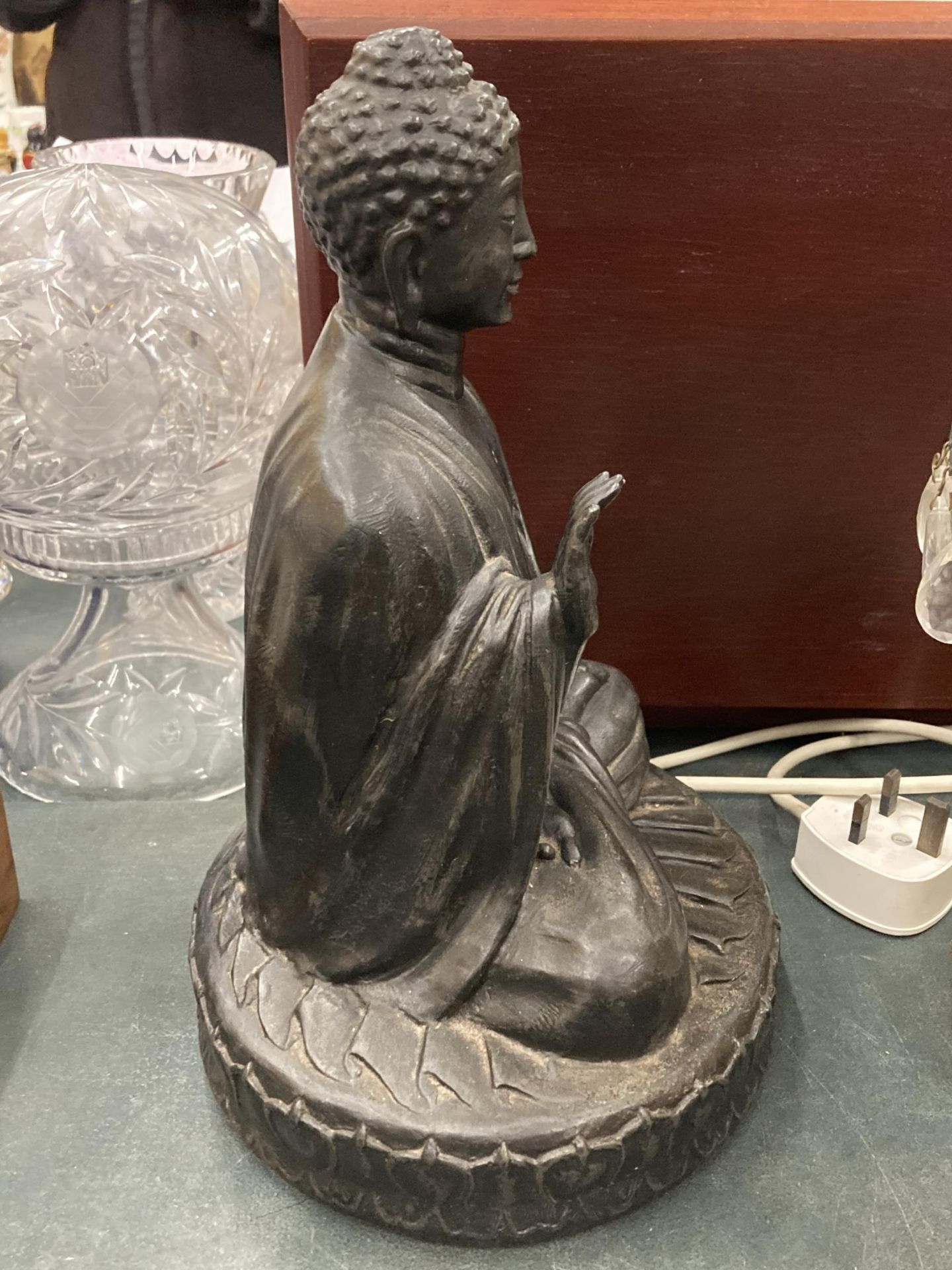 A MEDITATING SEATED BUDDAH FIGURE, HEIGHT 31CM - Image 2 of 3