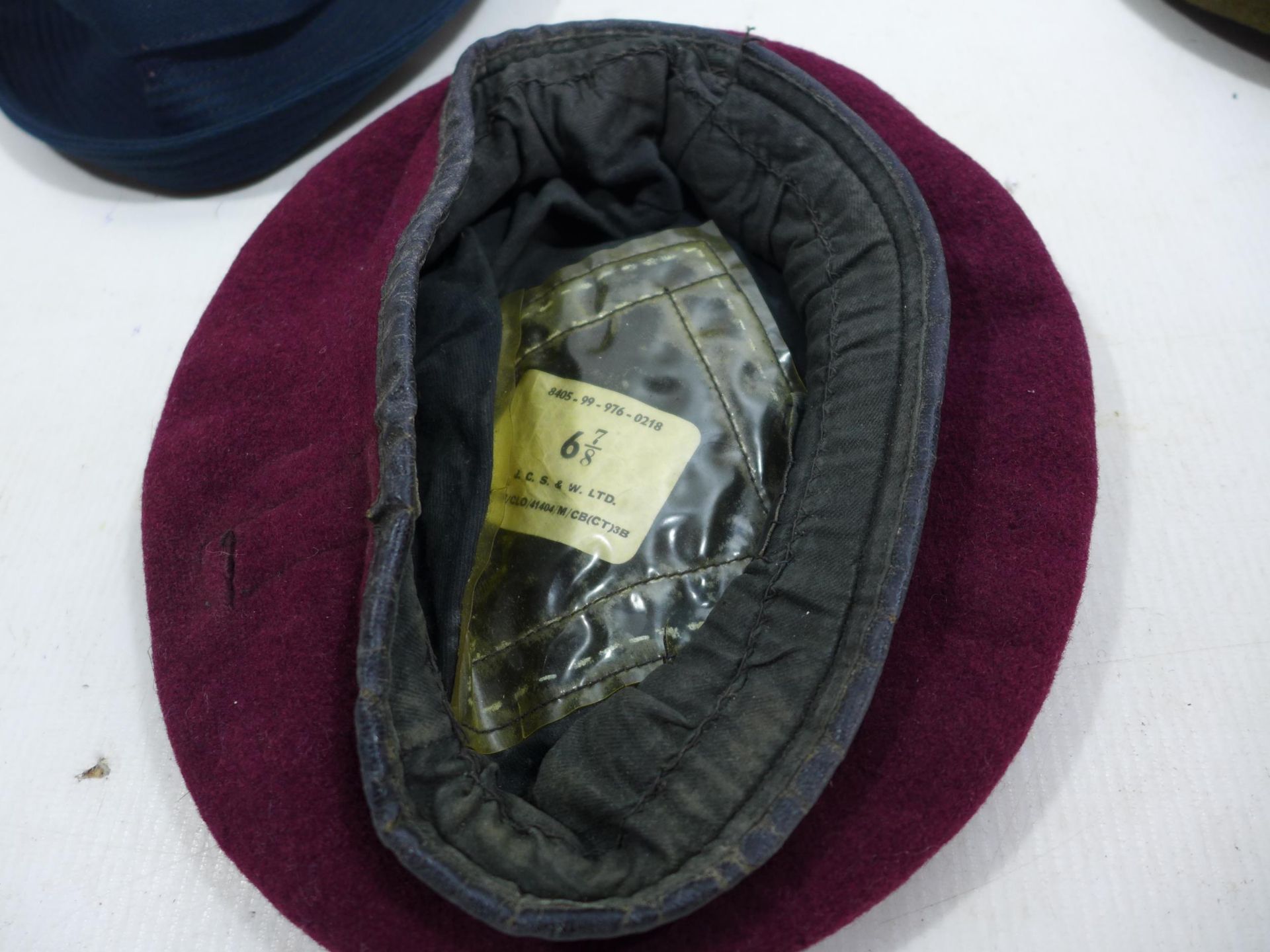 A PARATROOPERS RED BERET SIZE 6 7/8, ARMY BERET SIZE 7 1/8, WRENS HAT SIZE 6 1/4, BELT AND GLOVE - Image 3 of 4