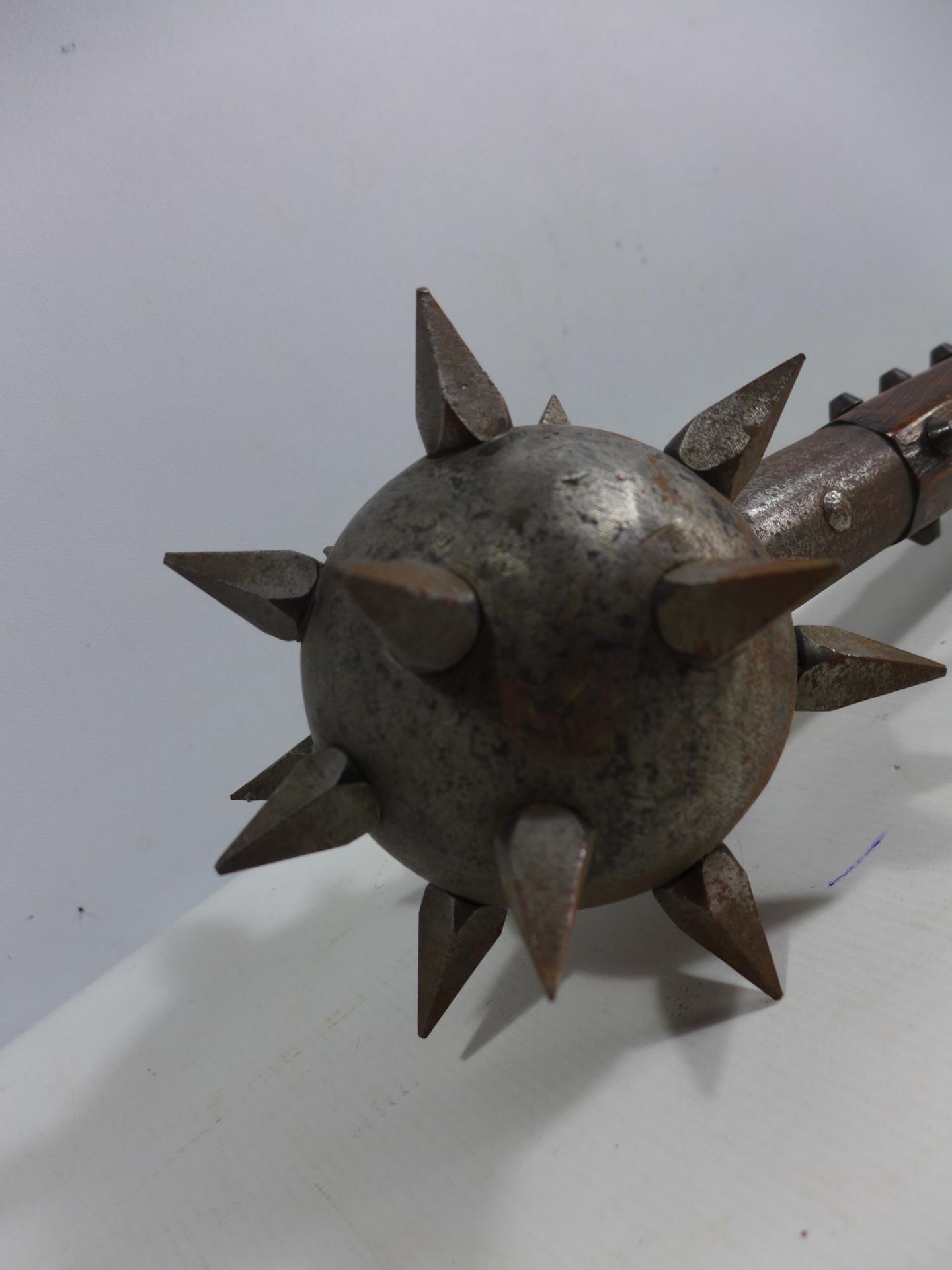 A LARGE AND HEAVY METAL AND WOOD MACE CLUB, THE HEAD WITH SPIKES, LENGTH 52CM - Bild 2 aus 5