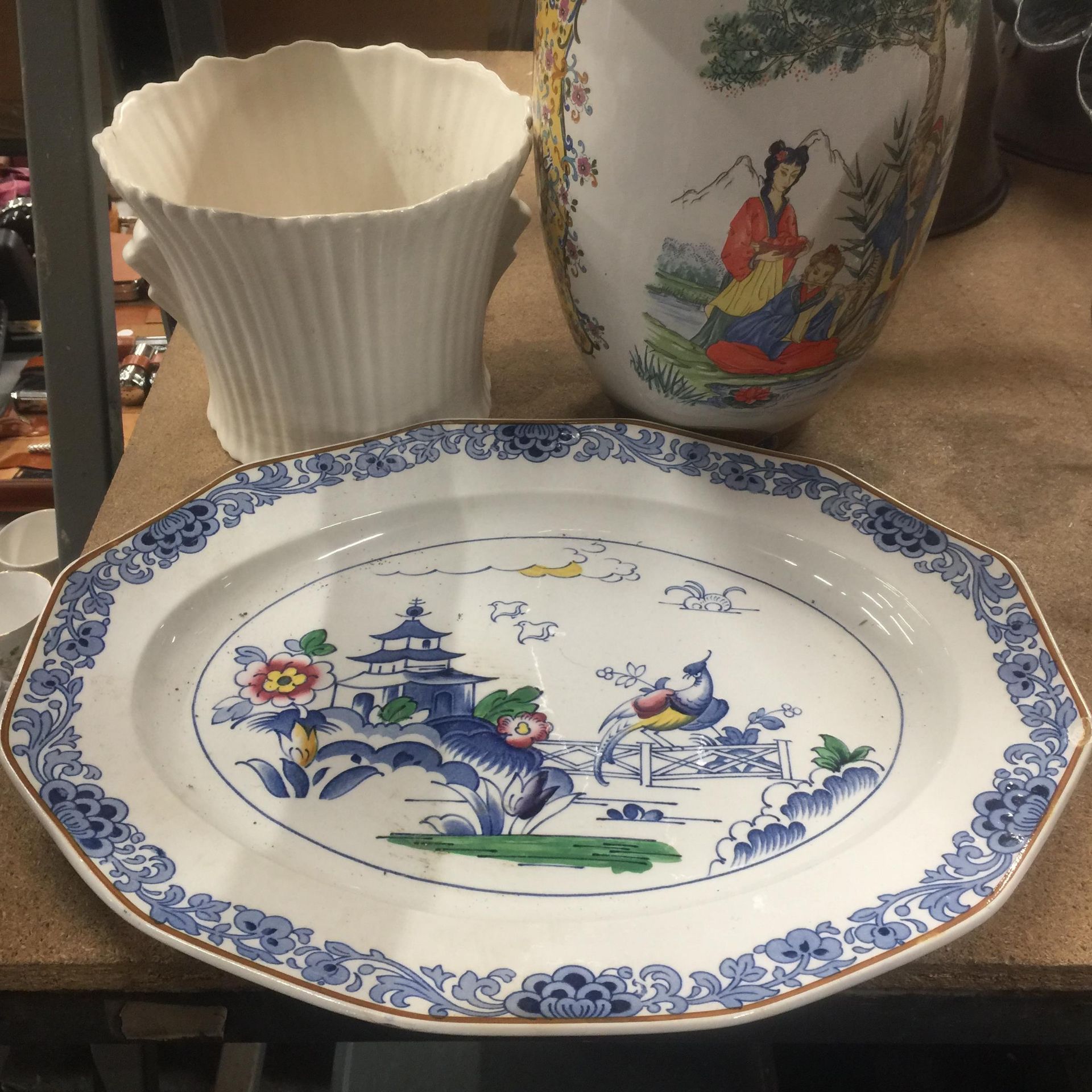 THREE LARGE CERAMIC ITEMS TO INCLUDE A LARGE ORIENTAL STYLE VASE, A MEAT PLATTER WITH BIRD DESIGN - Image 2 of 5