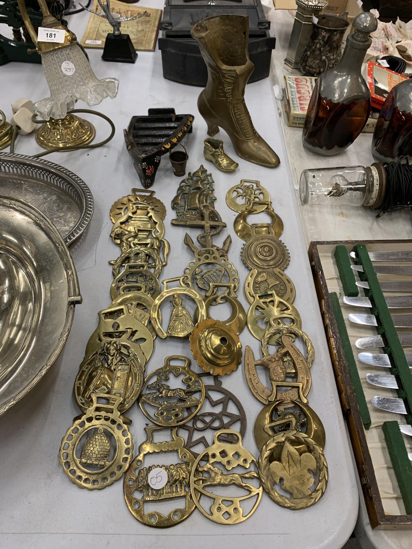 A LARGE QUANTITY OF VINTAGE BRASS HORSE BRASSES, ETC