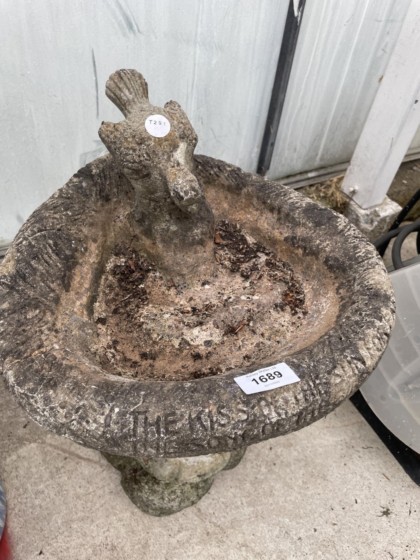 A SMALL CONCRETE BIRDBATH WITH BIRD FIGURE - Bild 2 aus 2