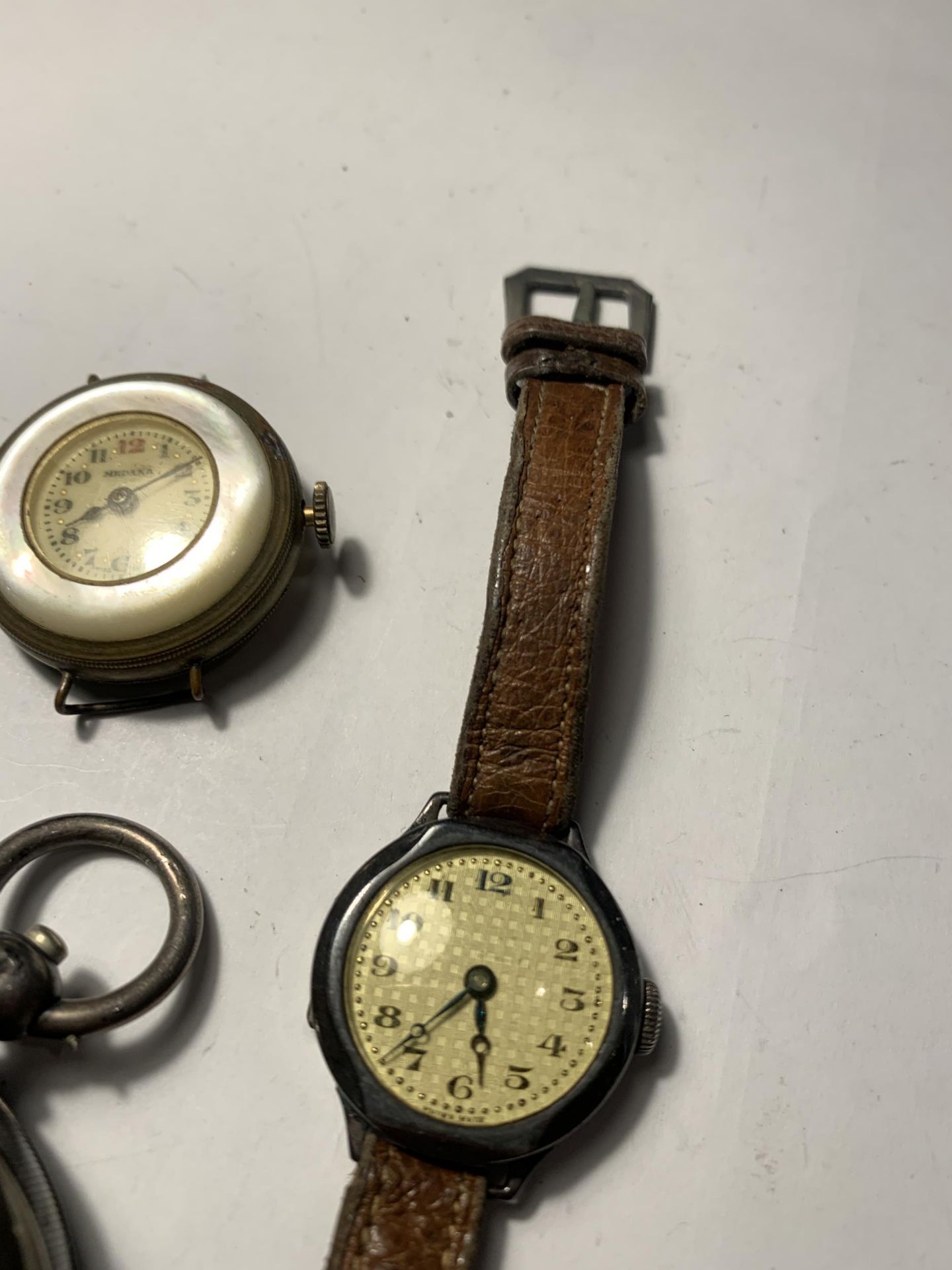 FOUR VARIOUS WATCHES FOR SPARES OR REPAIR TO INCLUDE A SILVER POCKET WATCH - Image 2 of 6