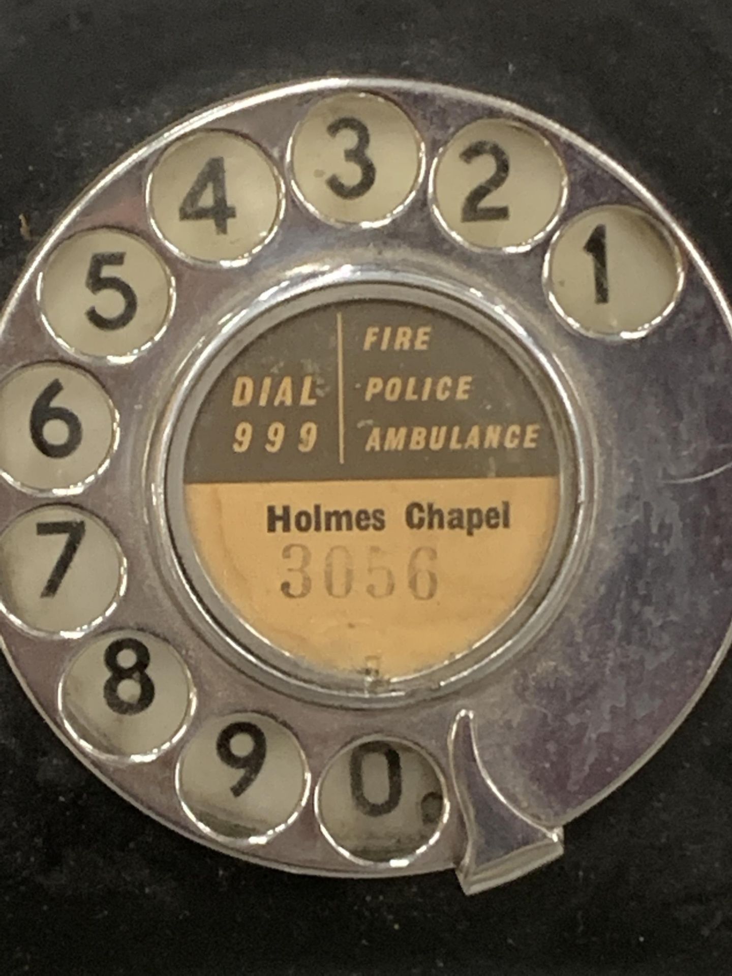 A VINTAGE BAKELITE TELEPHONE WITH PULL OUT TRAY AND HOLMES CHAPEL NUMBER - Image 2 of 3