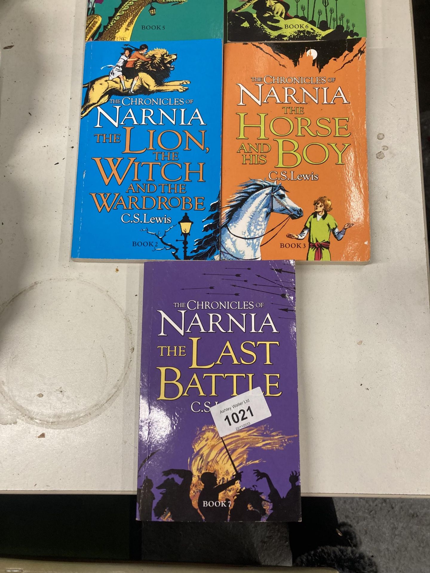 A COMPLETE SEST OF PAPERBACK 'THE CHRONICLES OF NARNIA' BOOKS - 7 IN TOTAL - Image 3 of 3