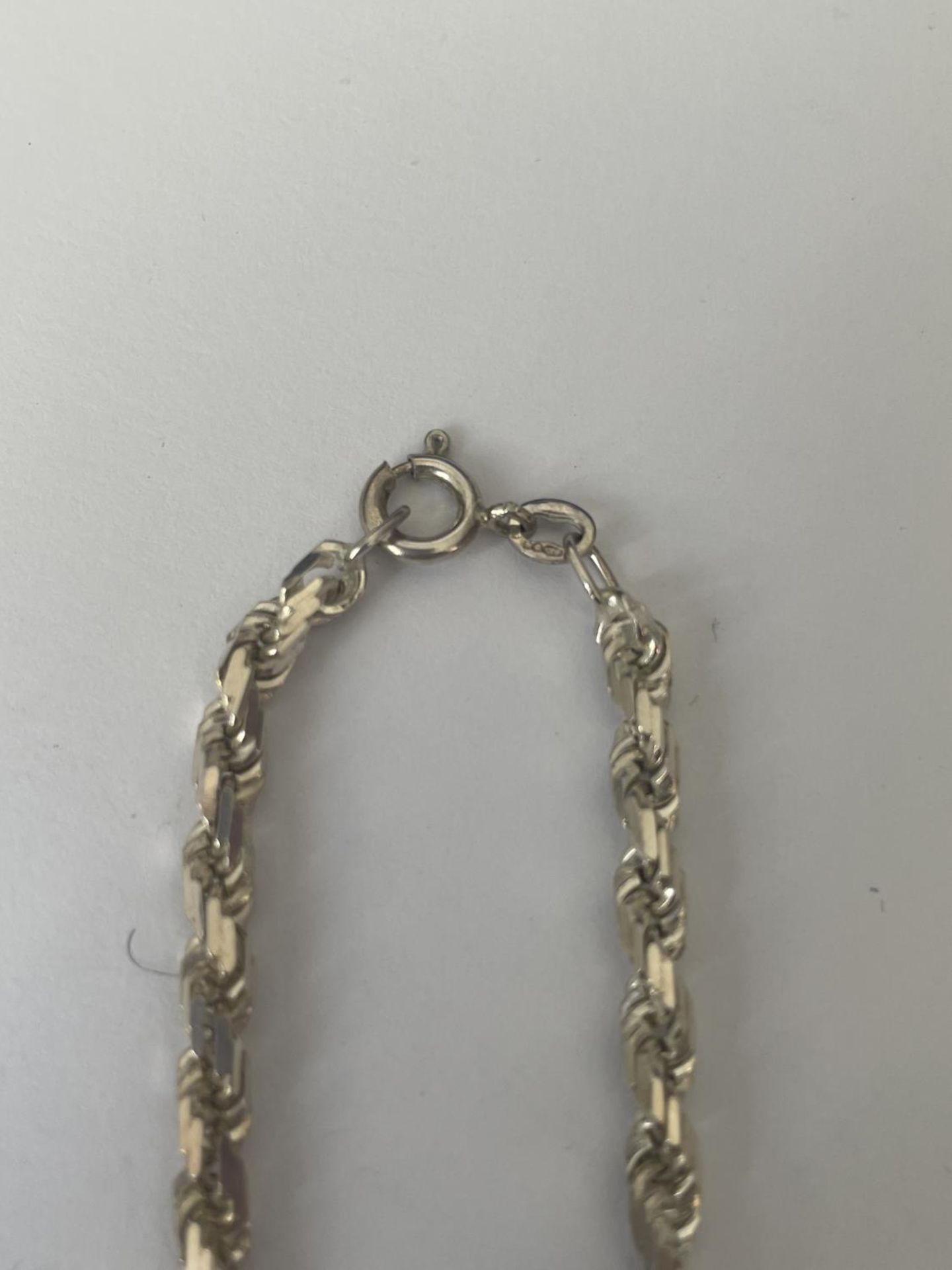 A SILVER ROPE CHOKER NECKLACE - Image 3 of 3