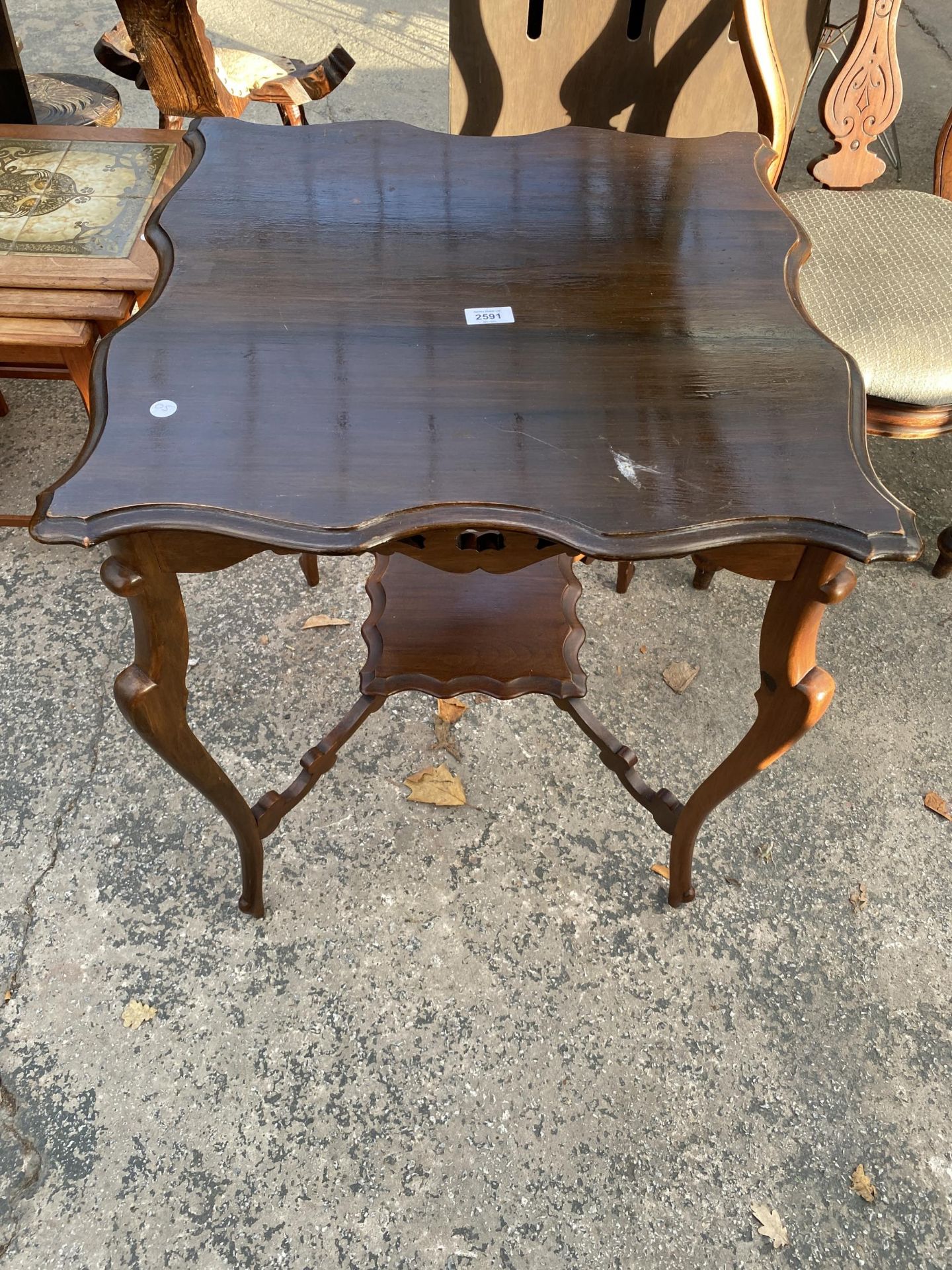AN EDWARDIAN MAHOGANY TWO TIER CENTRE TABLE, 24" SQUARE