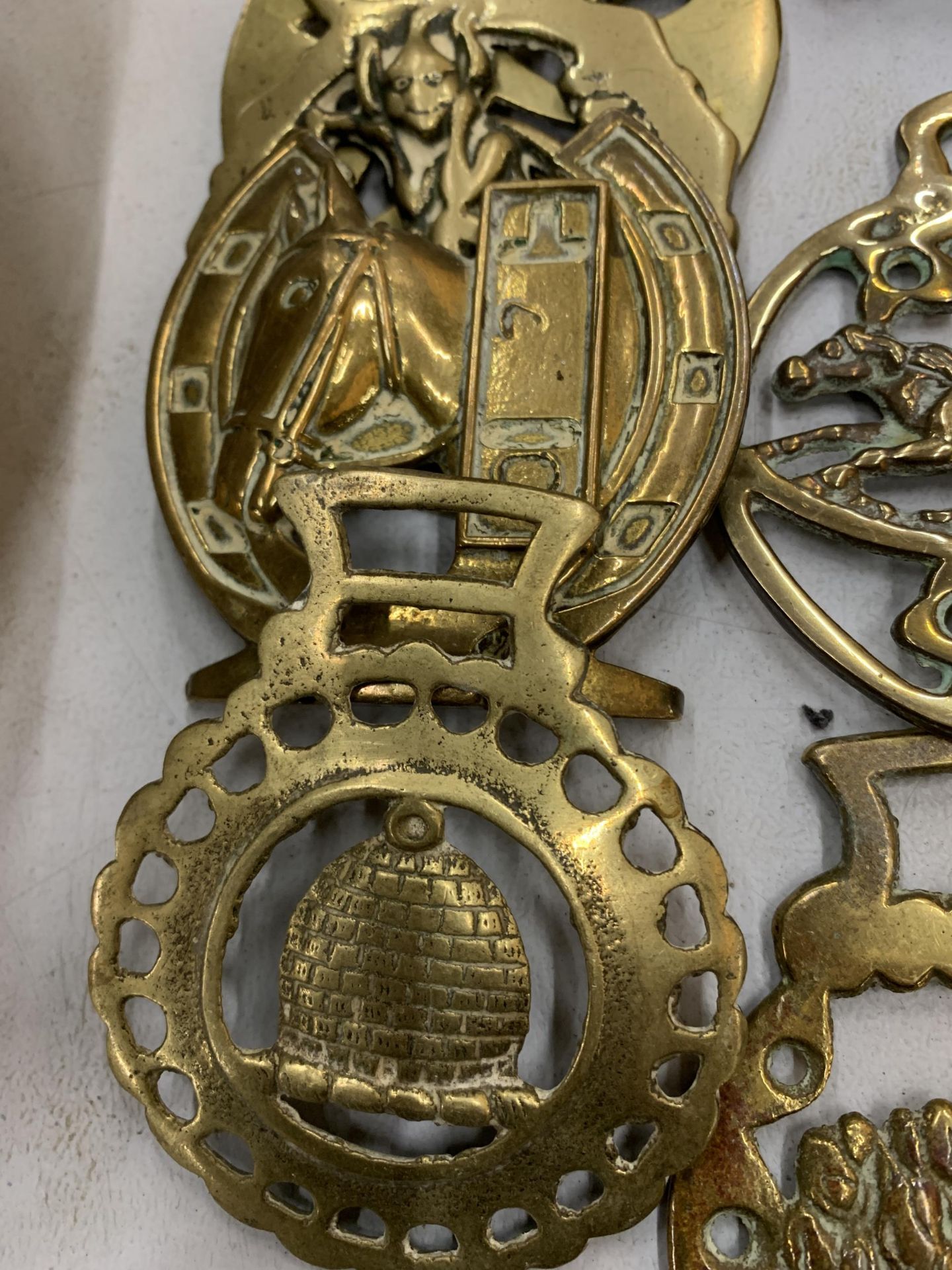 A LARGE QUANTITY OF VINTAGE BRASS HORSE BRASSES, ETC - Image 5 of 6
