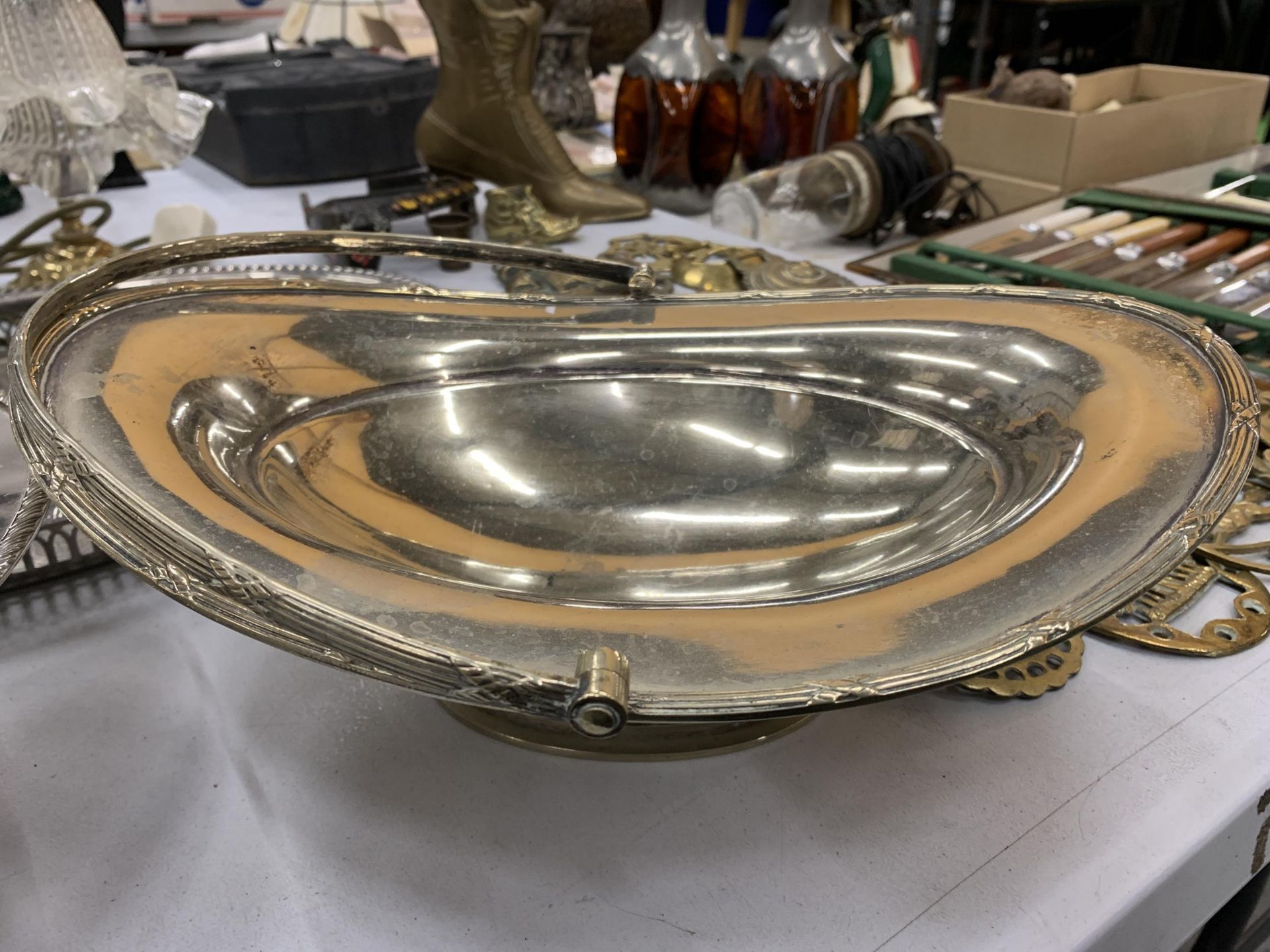 THREE ITEMS OF SILVER PLATE TO INCLUDE A GALLERIED TRAY AND TWO BASKET HANDLED FOOTED BOWLS - Image 5 of 6