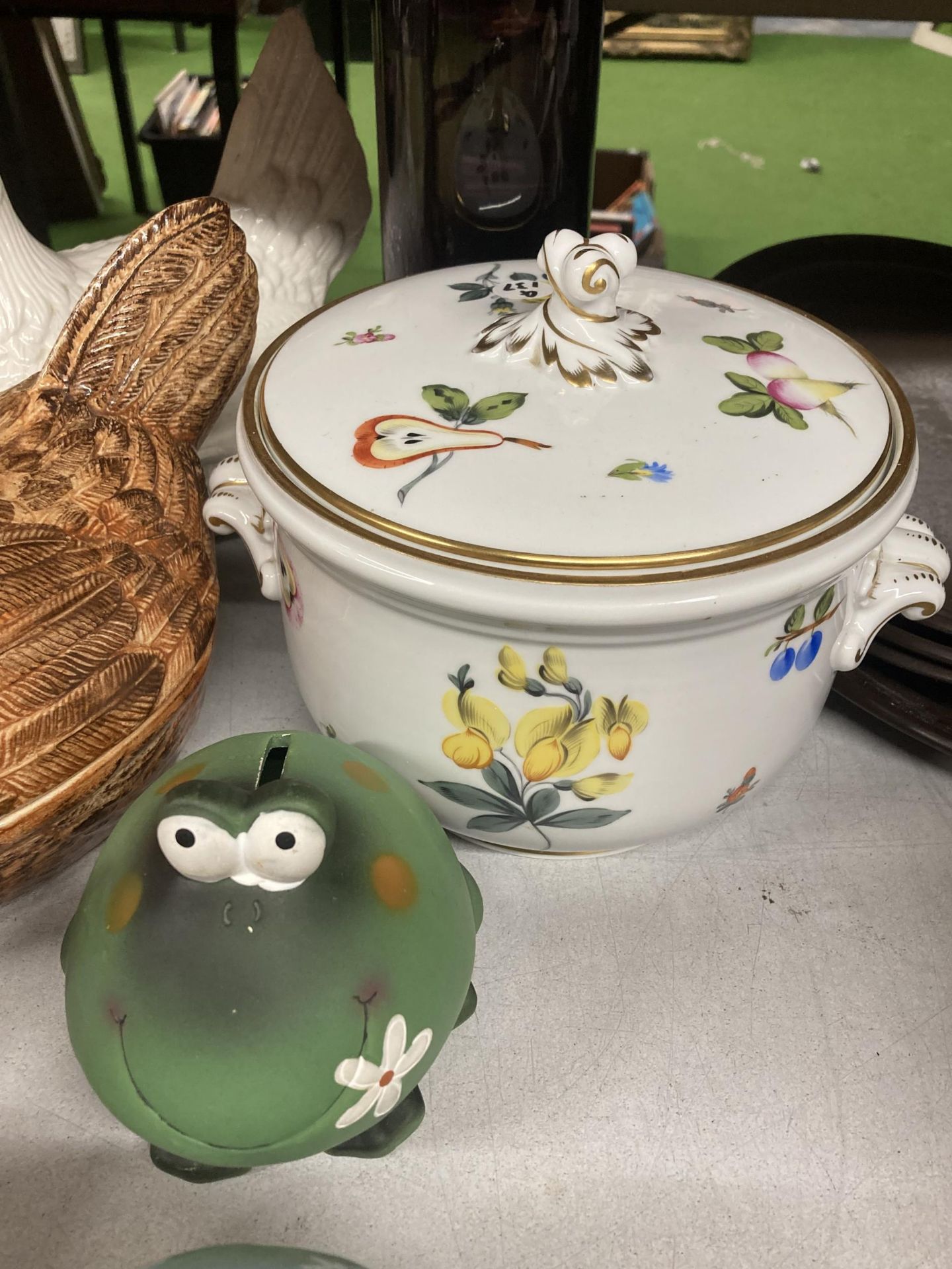 A MIXED LOT TO INCLUDE HEN CROCKPOTS, PRICE, HAND PAINTED LIDDED POT ETC - Image 6 of 6