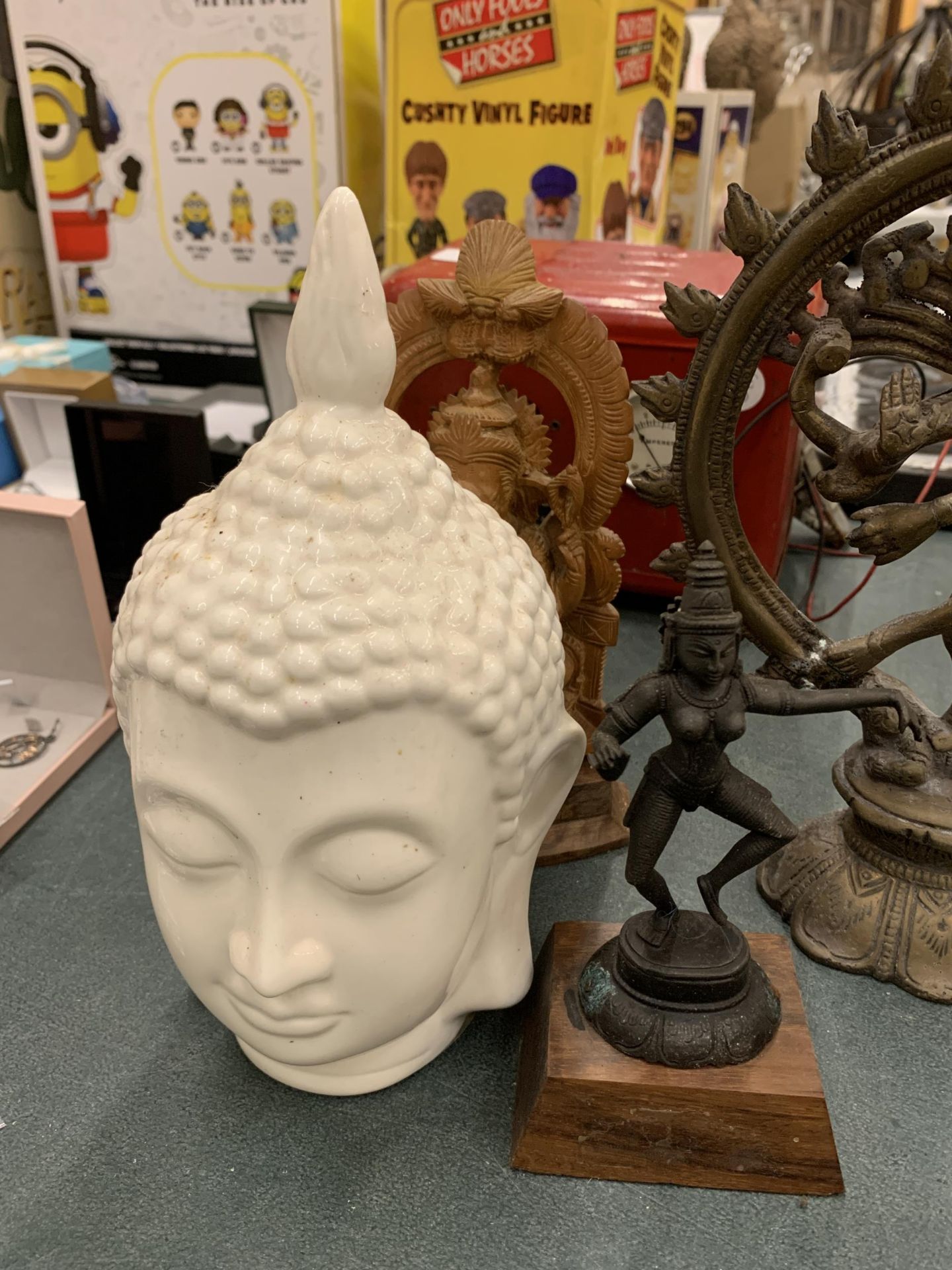 A COLLECTION OF ASIAN DEITIES TO INCLUDE A CERAMIC BUDDAH'S HEAD AND A CAST NATARAJA - 7 IN TOTAL - Bild 5 aus 5