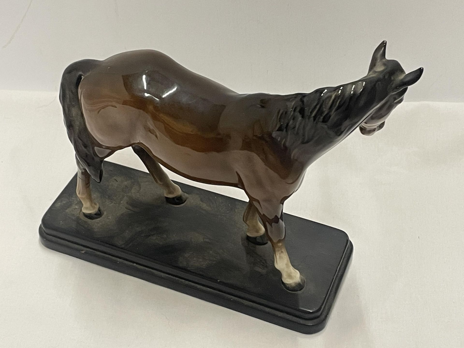 A BESWICK BROWN GLOSS HORSE FIGURE ON BASE - Image 2 of 3