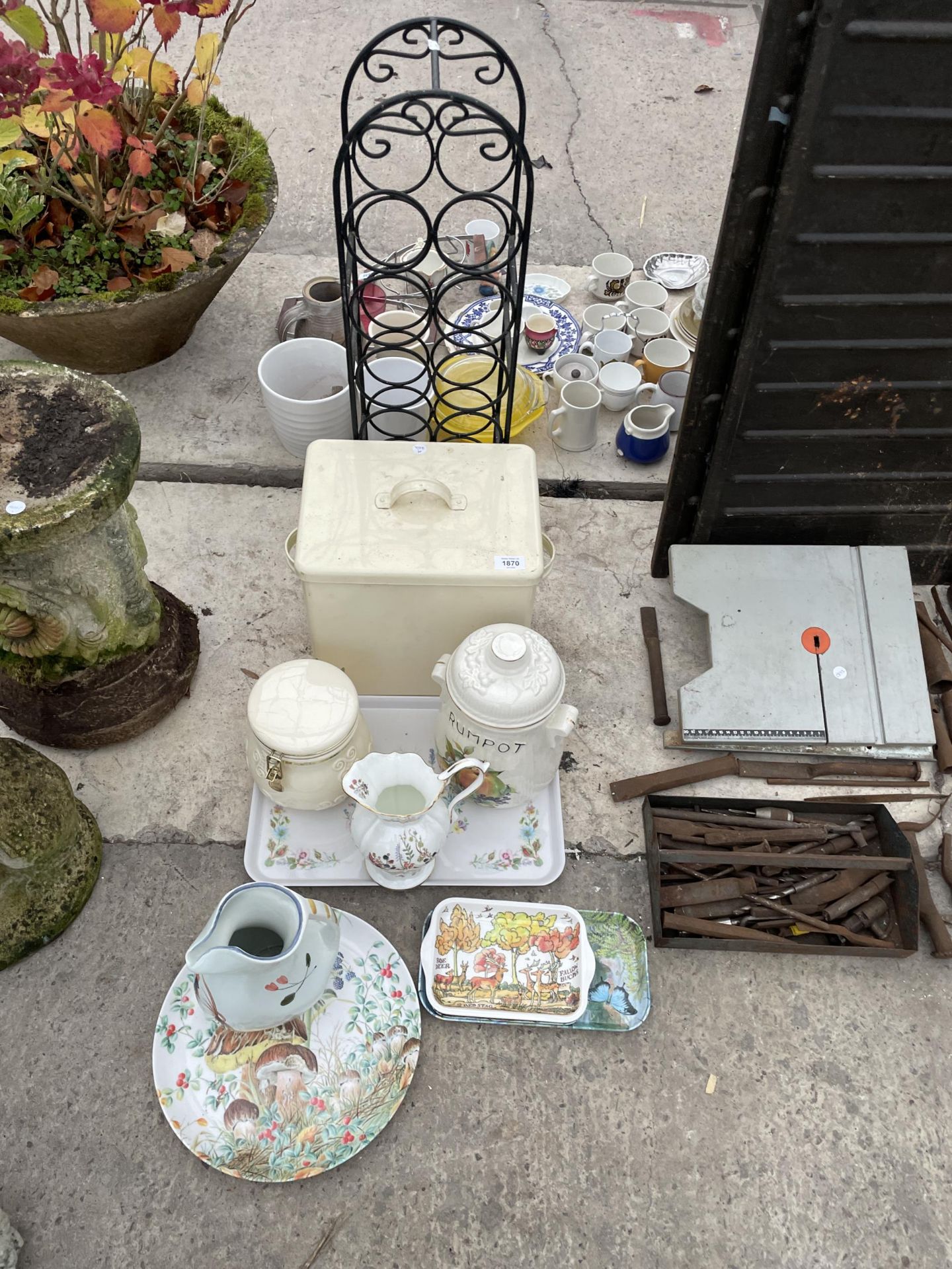 AN ASSORTMENT OF ITEMS TO INCLUDE A METAL WINE RACK, CERAMIC JUGS AND TRAYS ETC