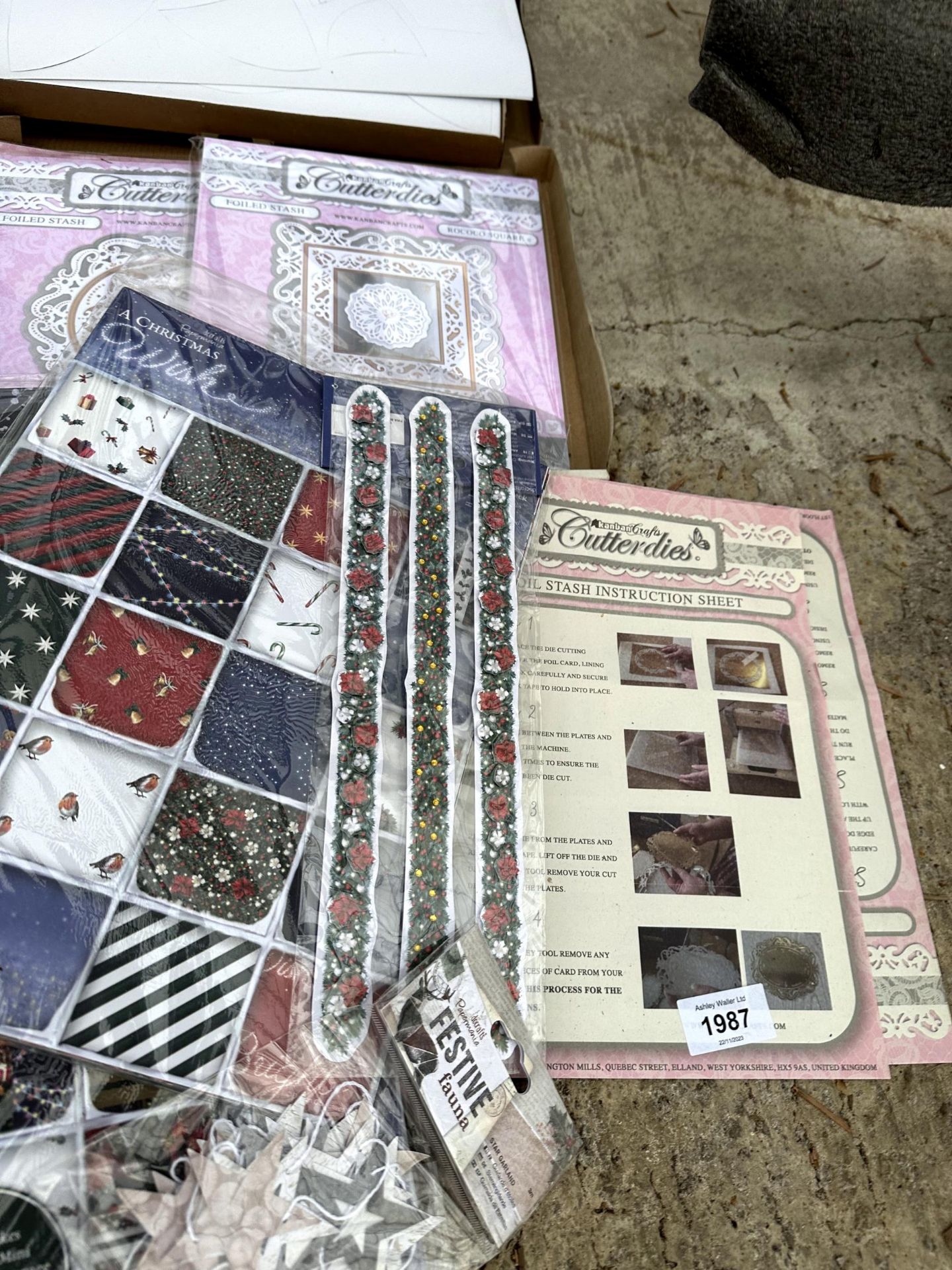 A LARGE ASSORTMENT OF CRAFTING ITEMS TO INCLUDE STICKERS, CARDS AND STENCILS ETC - Bild 3 aus 4