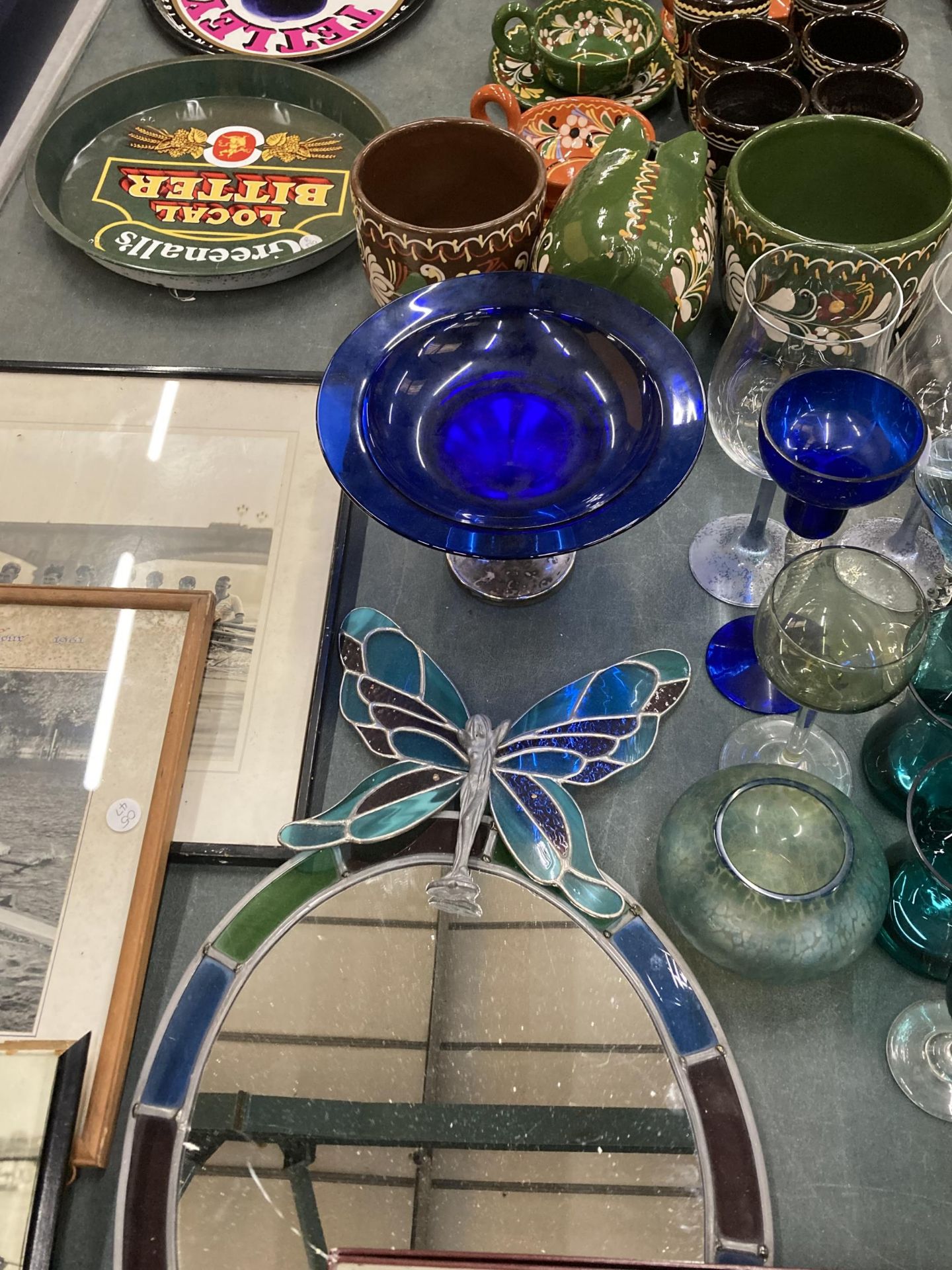 A MIXED LOT OF COLOURED GLASSWARE TO INCLUDE ART GLASS BOWL, BUTTERFLY LEADED GLASS DESIGN MIRROR, - Image 4 of 4