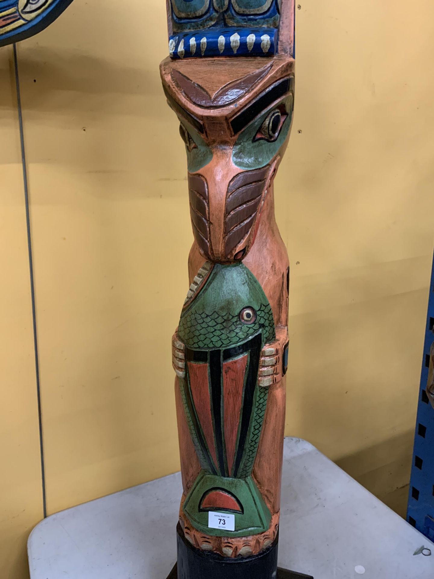 A LARGE WOODEN TOTEM POLE FIGURE - Image 3 of 4