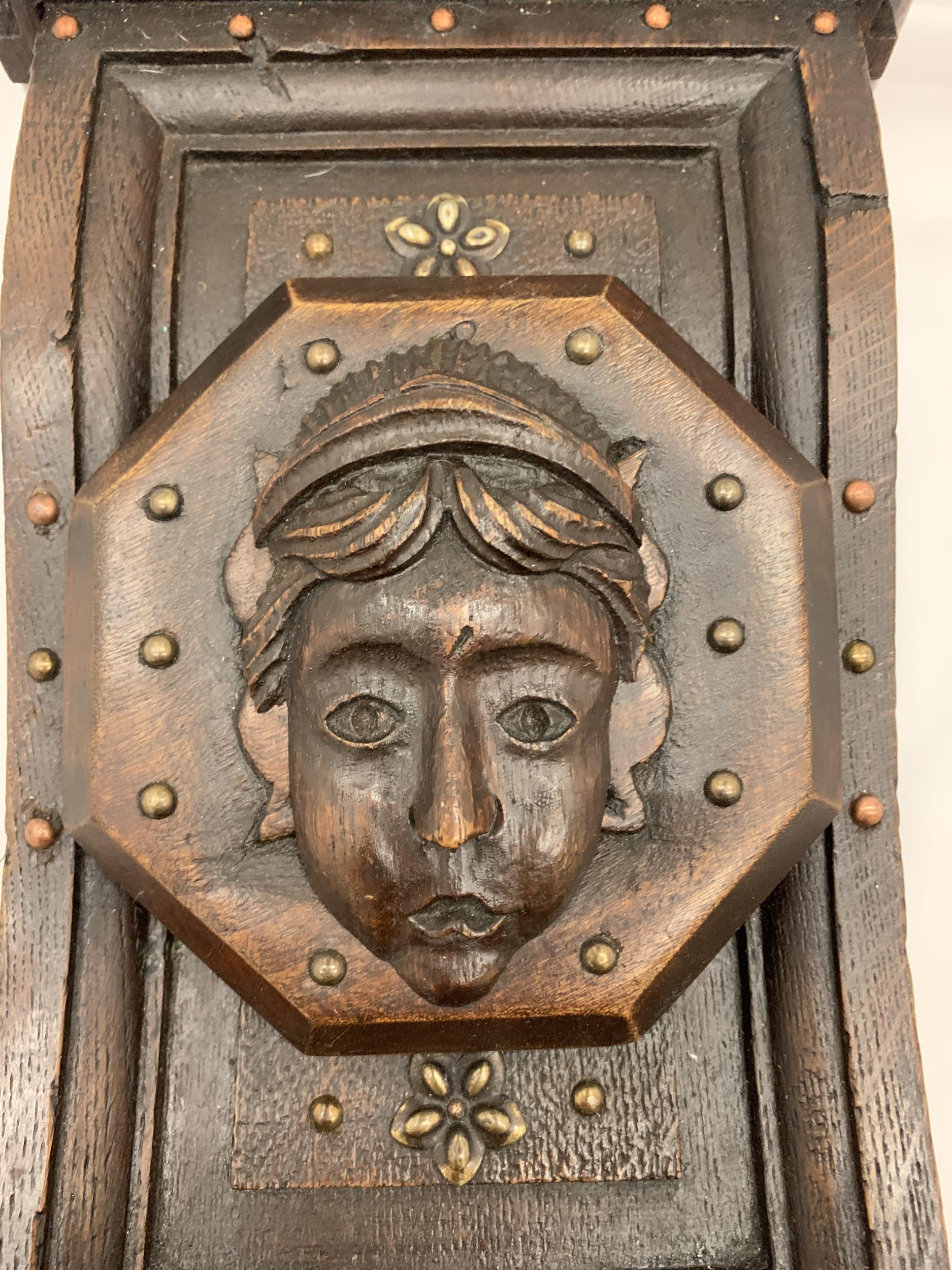 A VINTAGE OAK WOODEN COUNTRY HOUSE WALL BRACKET WITH CARVED FACE DESIGN - Image 2 of 3