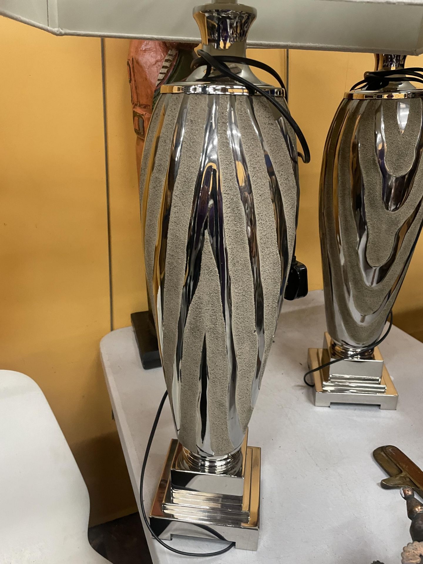 A PAIR OF MODERN TABLE LAMPS ON CHROME EFFECT BASES WITH SHADES - Image 2 of 5