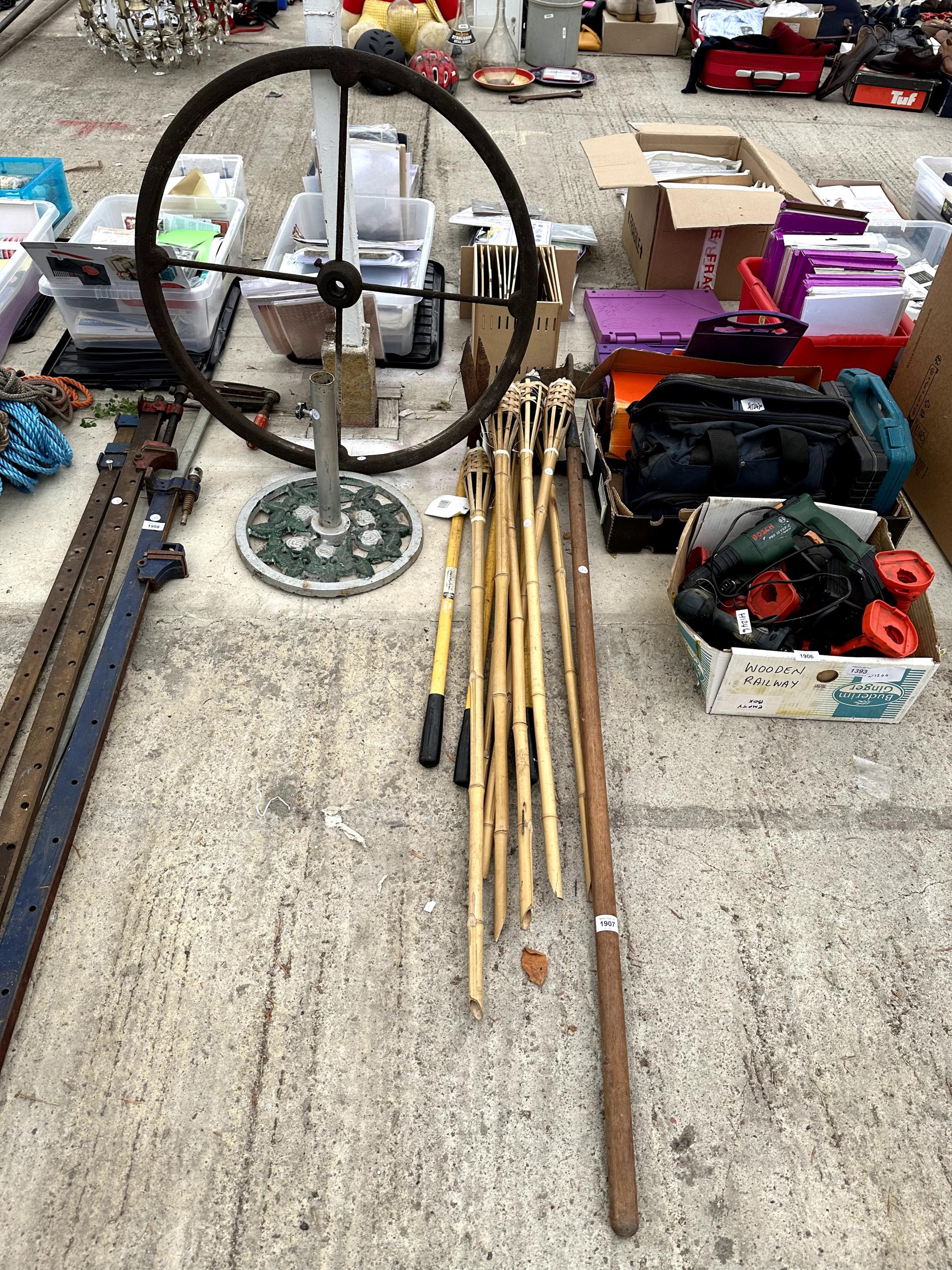 AN ASSORTMENT OF ITEMS TO INCLUDE A PARASOL BASE, LARGE LATHE FLY WHEEL, GARDEN SHEARS AND A HOE ETC