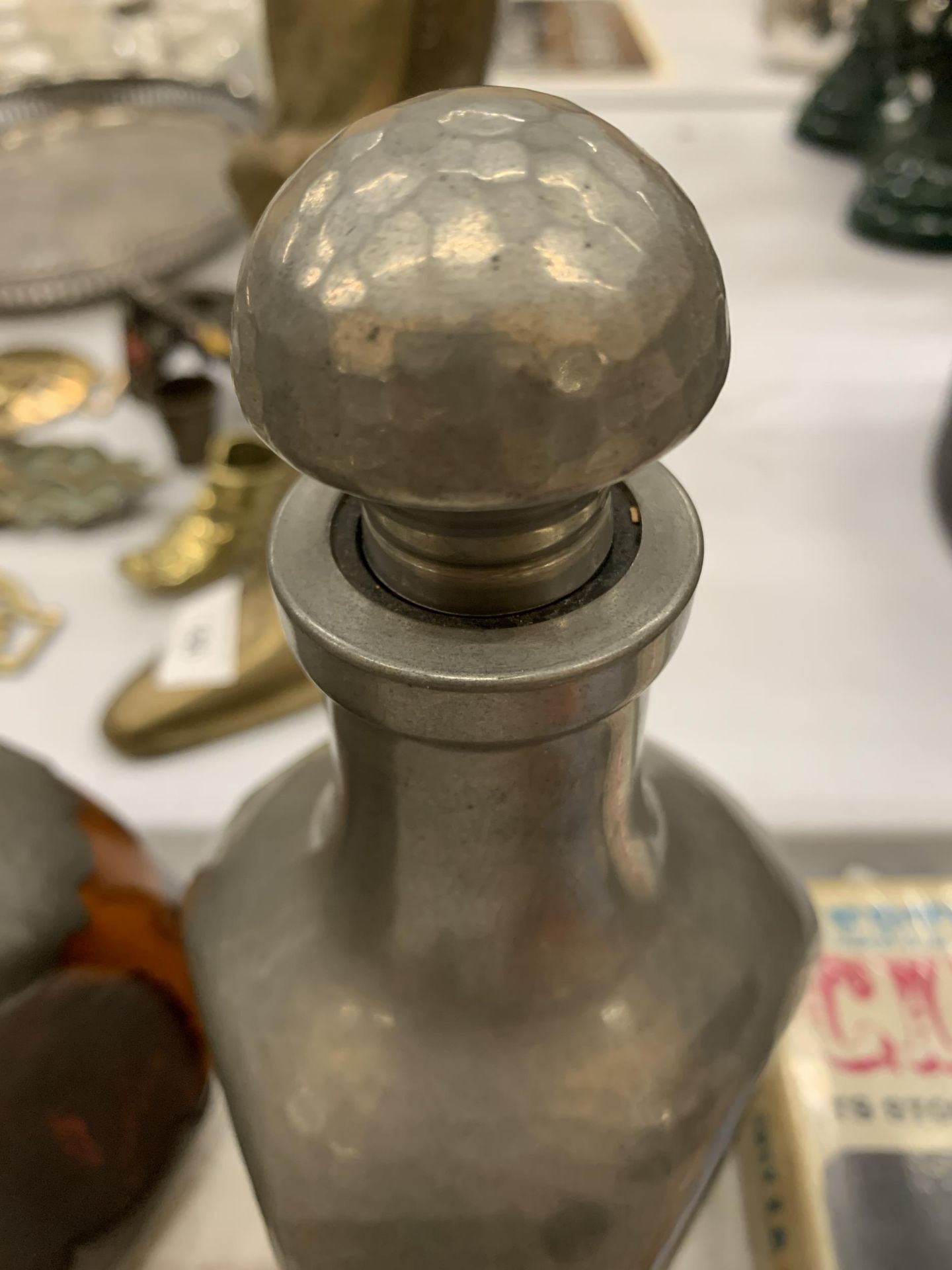 A PAIR OF DUTCH AMBER COLOURED THREE SIDED DECANTERS WITH PEWTER BASE AND TOP, HEIGHT 25CM - Image 3 of 4