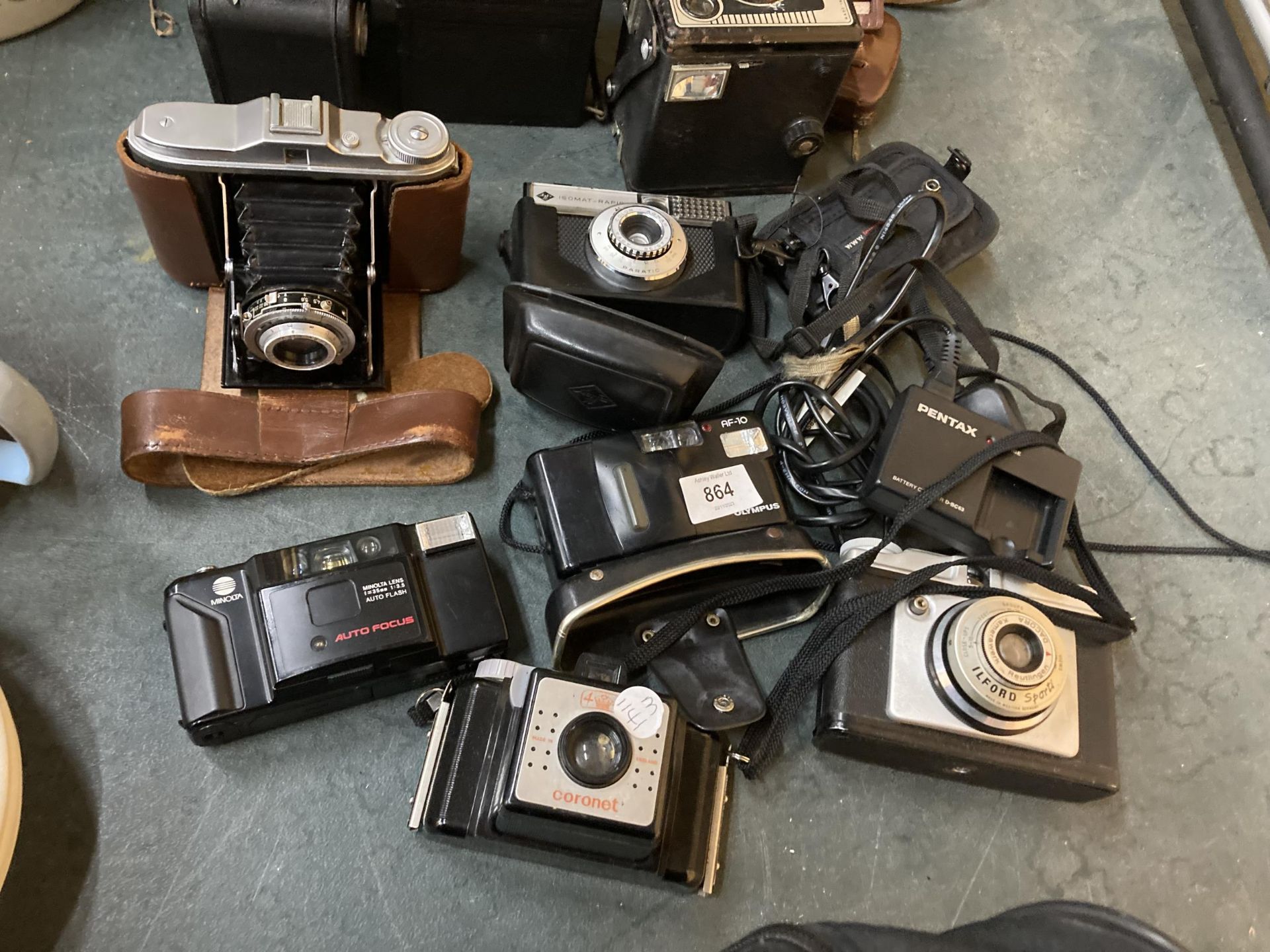 A COLLECTION OF VINTAGE CAMERAS TO INCLUDE CORONET, BROWNIE MODEL C, A BELLOWS CAMERA, MINOLTA, - Bild 2 aus 4