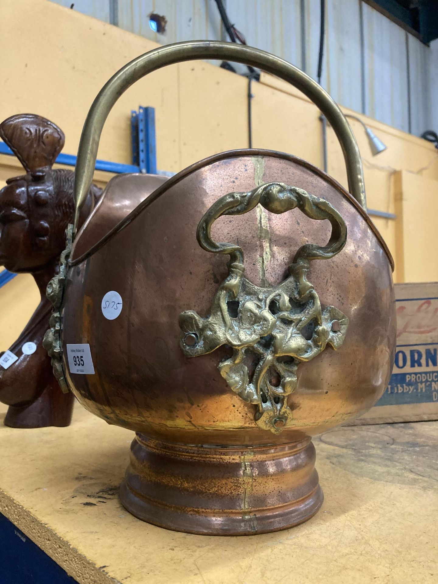 A VINTAGE COPPER AND BRASS COAL BUCKET - Image 2 of 3