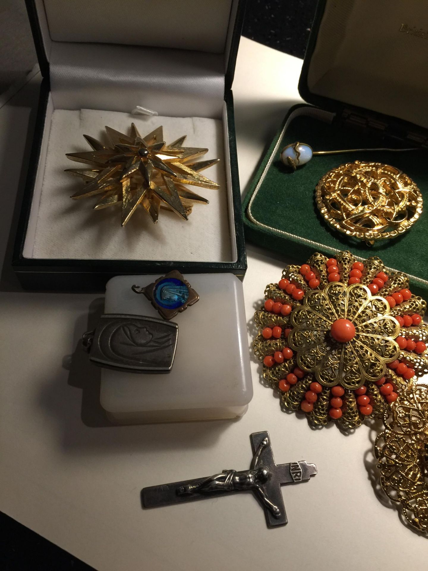 A QUANTITY OF COSTUME JEWELLERY SOME BOXED - Image 2 of 4