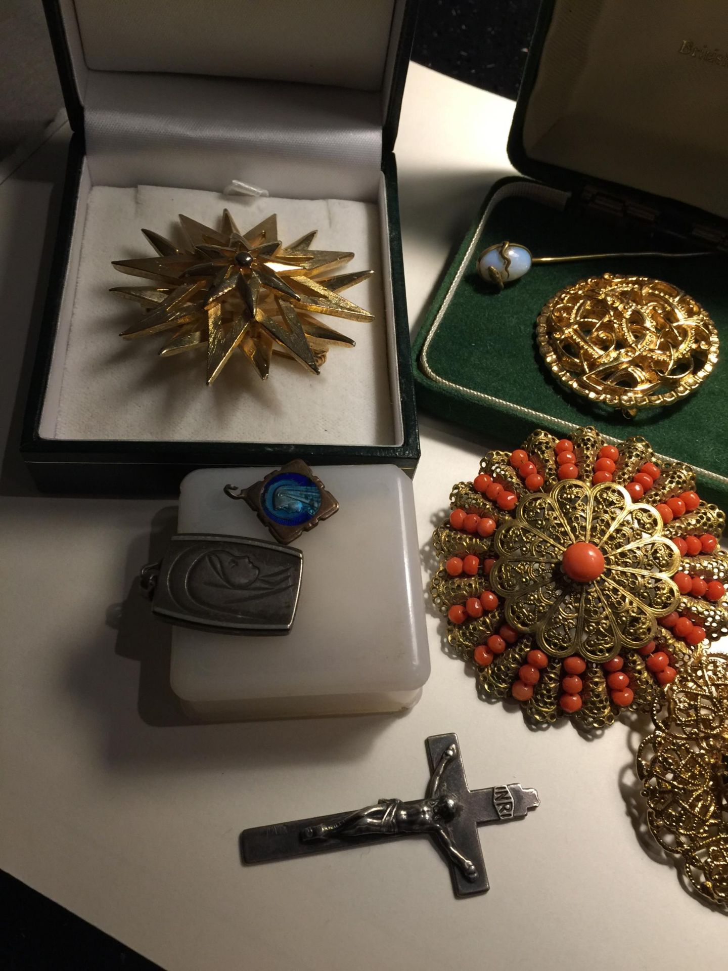 A QUANTITY OF COSTUME JEWELLERY SOME BOXED - Bild 2 aus 4