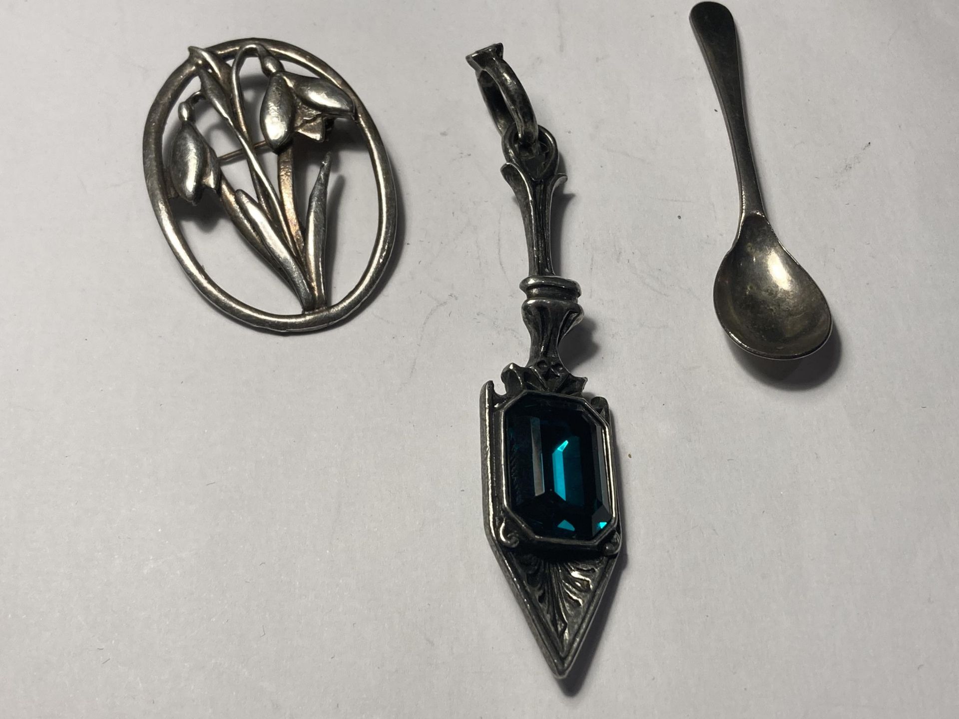 FOUR VARIOUS ITEMS TO INCLUDE A BOSED ROYAL DOULTON BROOCH AND AN ALCHEMY UK PENDANT - Image 3 of 4