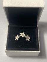 A MARKED 925 SILVER DAISY RING IN A PRESENTATION BOX