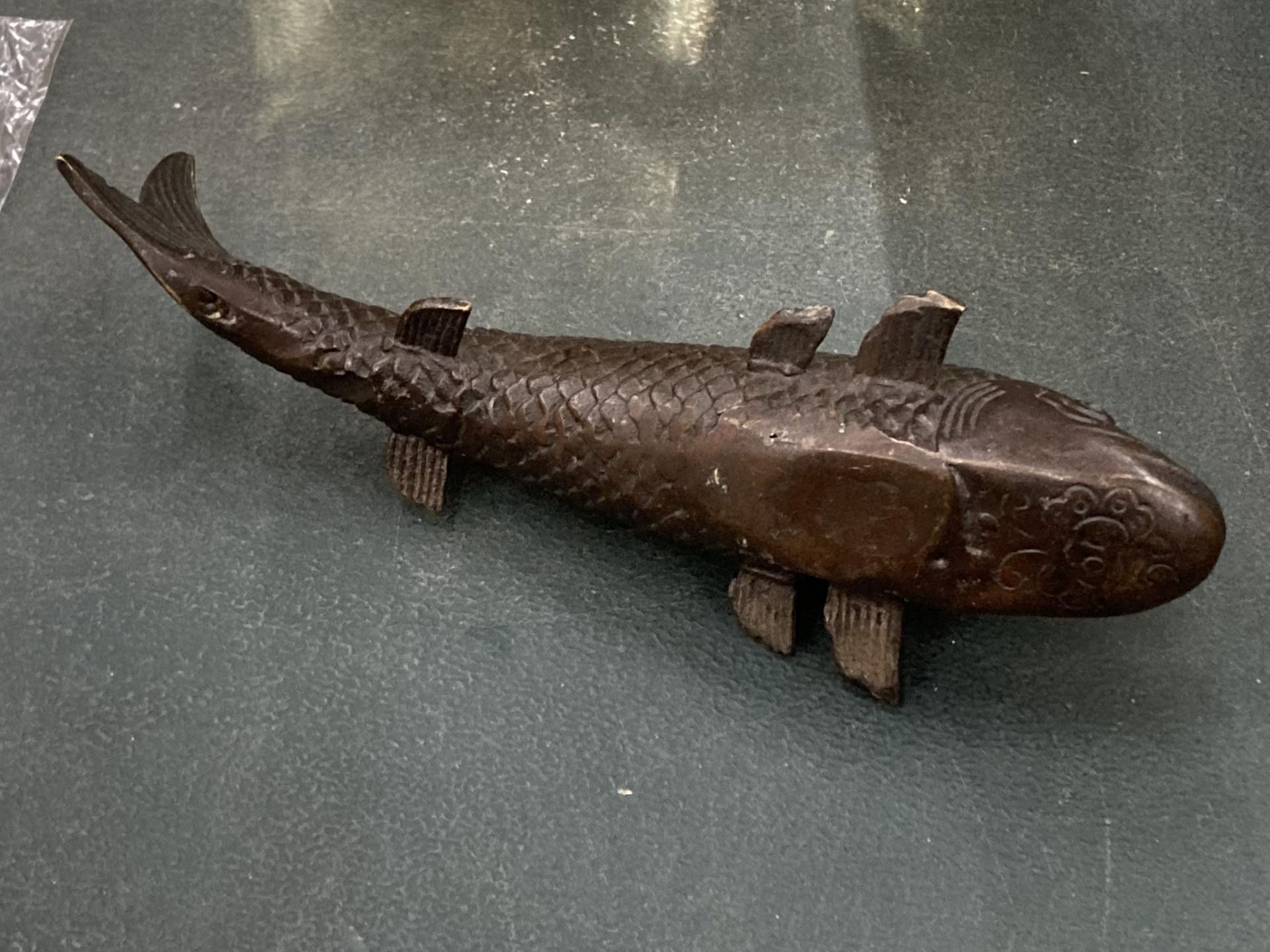 AN ORIENTAL BRONZE FISH, LENGTH 16CM - Image 2 of 3