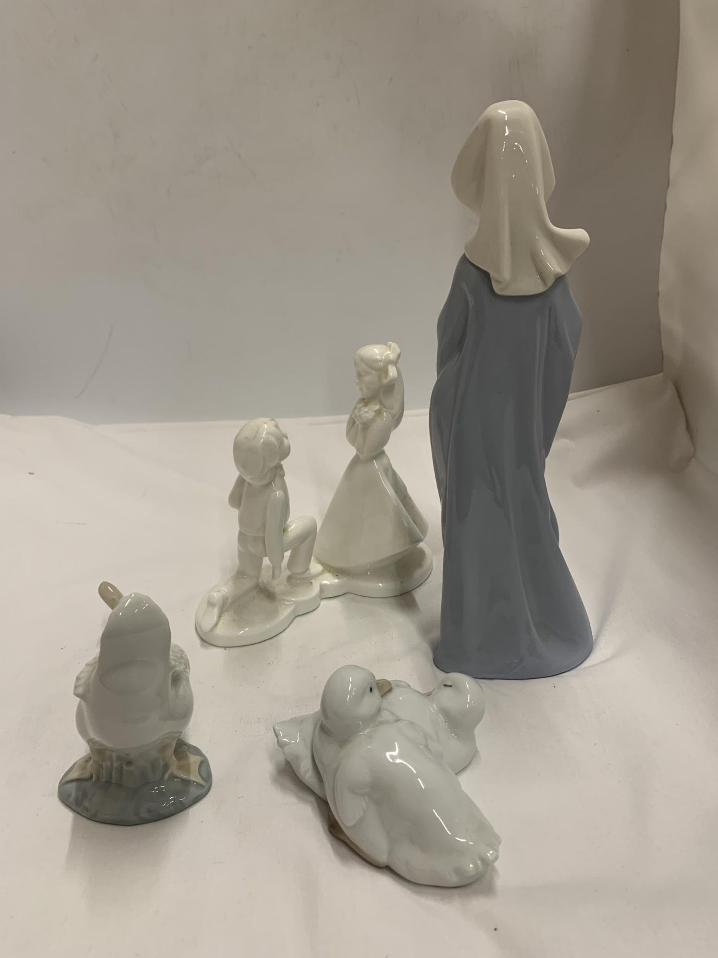 A GROUP OF FOUR FIGURES - NAO LLADRO GIRL AND GEESE AND A ROYAL DOULTON IMAGES FIGURE - Image 5 of 6