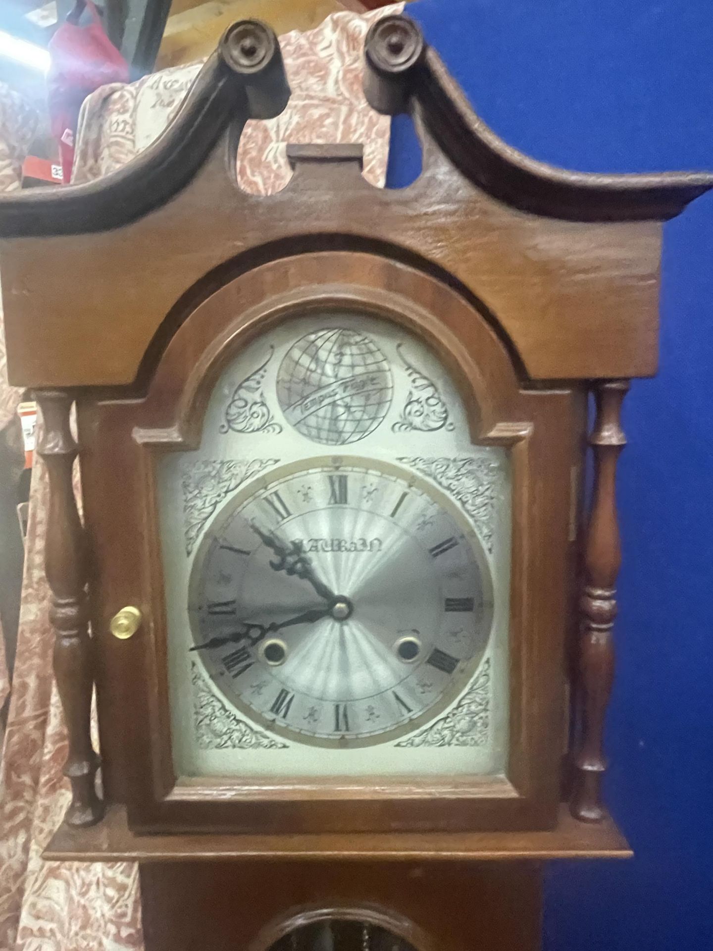 A VINTAGE WOODEN CASED TEMPUS FUGIT GRANDFATHER CLOCK - Image 2 of 4