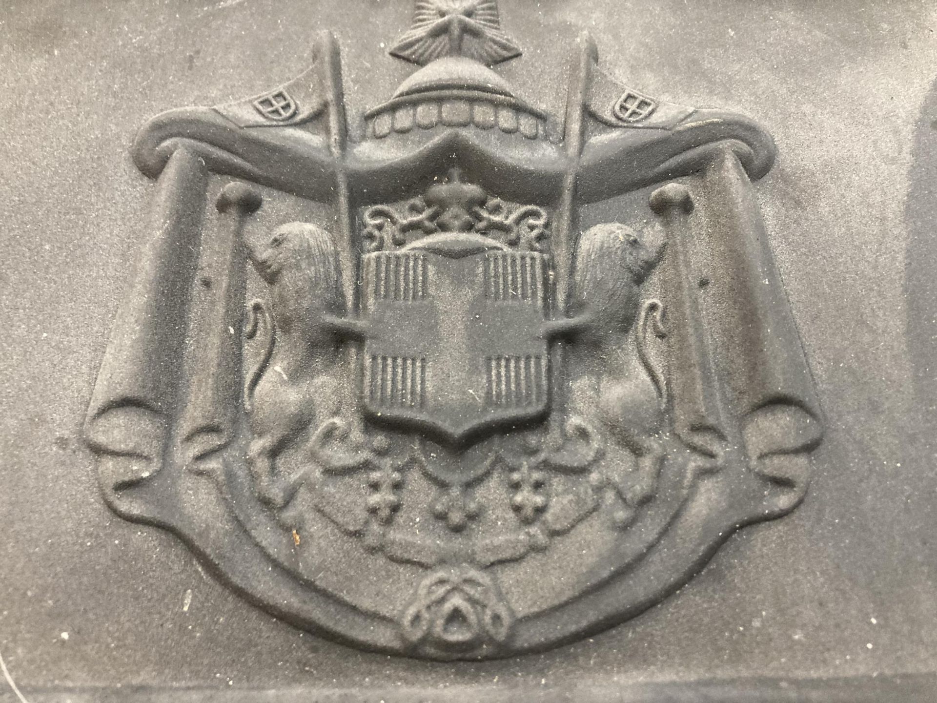 A BLACK METAL WALL MOUNTED LETTER BOX WITH COAT OF ARMS AND KEY - Bild 4 aus 4