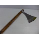 A REPLICA VIKING AXE WITH WOODEN SHAFT, THE HEAD WITH CELTIC DESIGN, LENGTH 132CM