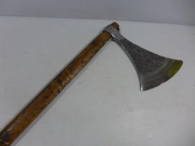 A REPLICA VIKING AXE WITH WOODEN SHAFT, THE HEAD WITH CELTIC DESIGN, LENGTH 132CM