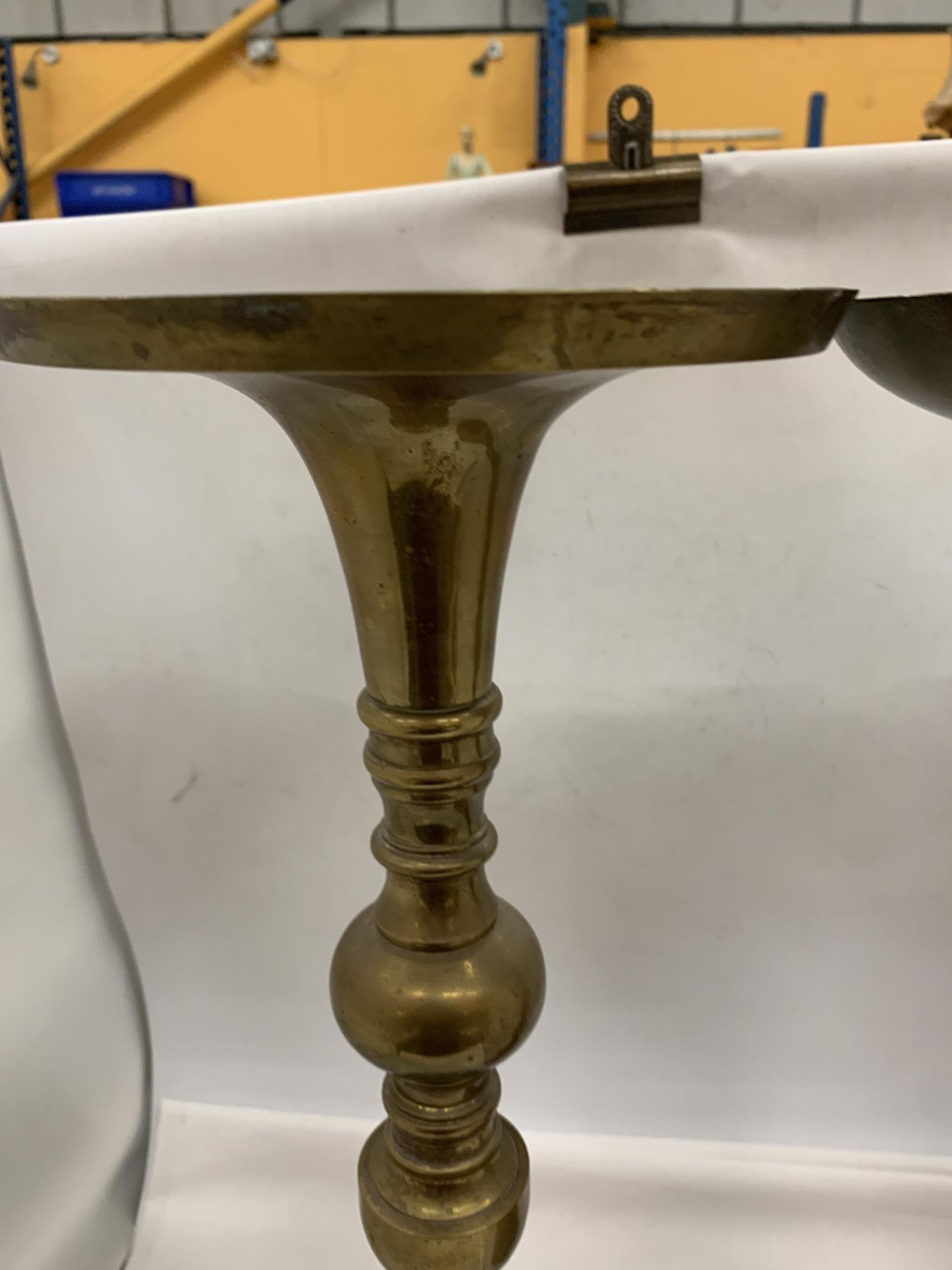 A NEAR PAIR OF VINTAGE BRASS TALL VASES, HEIGHT 50CM - Bild 2 aus 7