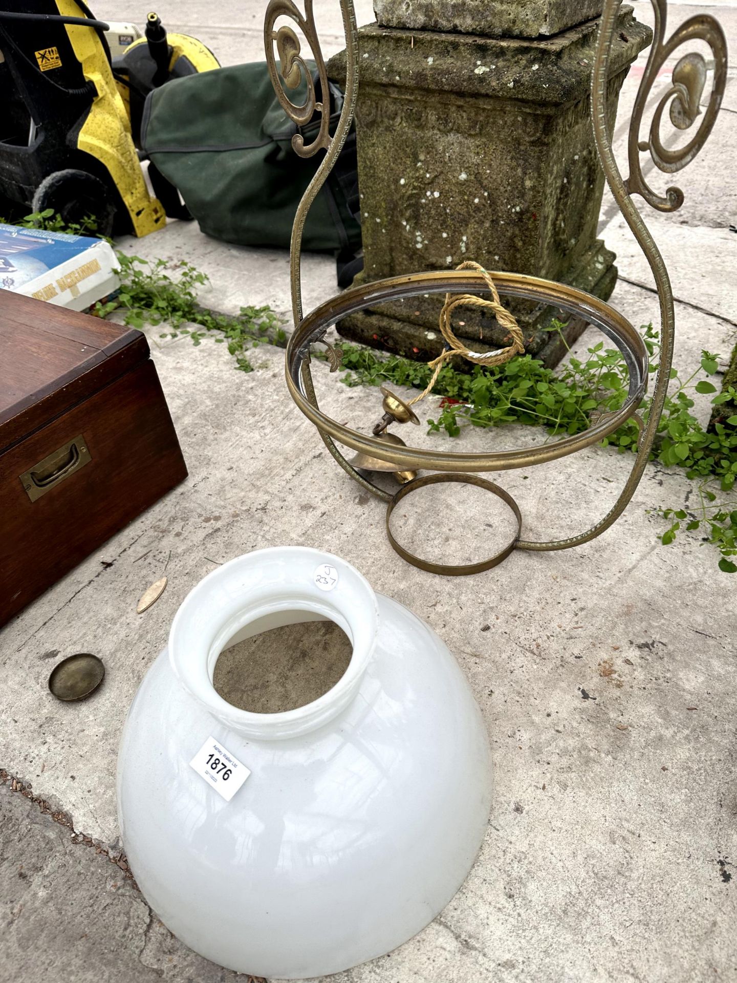 A DECORATIVE BRASS AND GLASS OIL LAMP CEILING LIGHT FITTING - Image 3 of 3