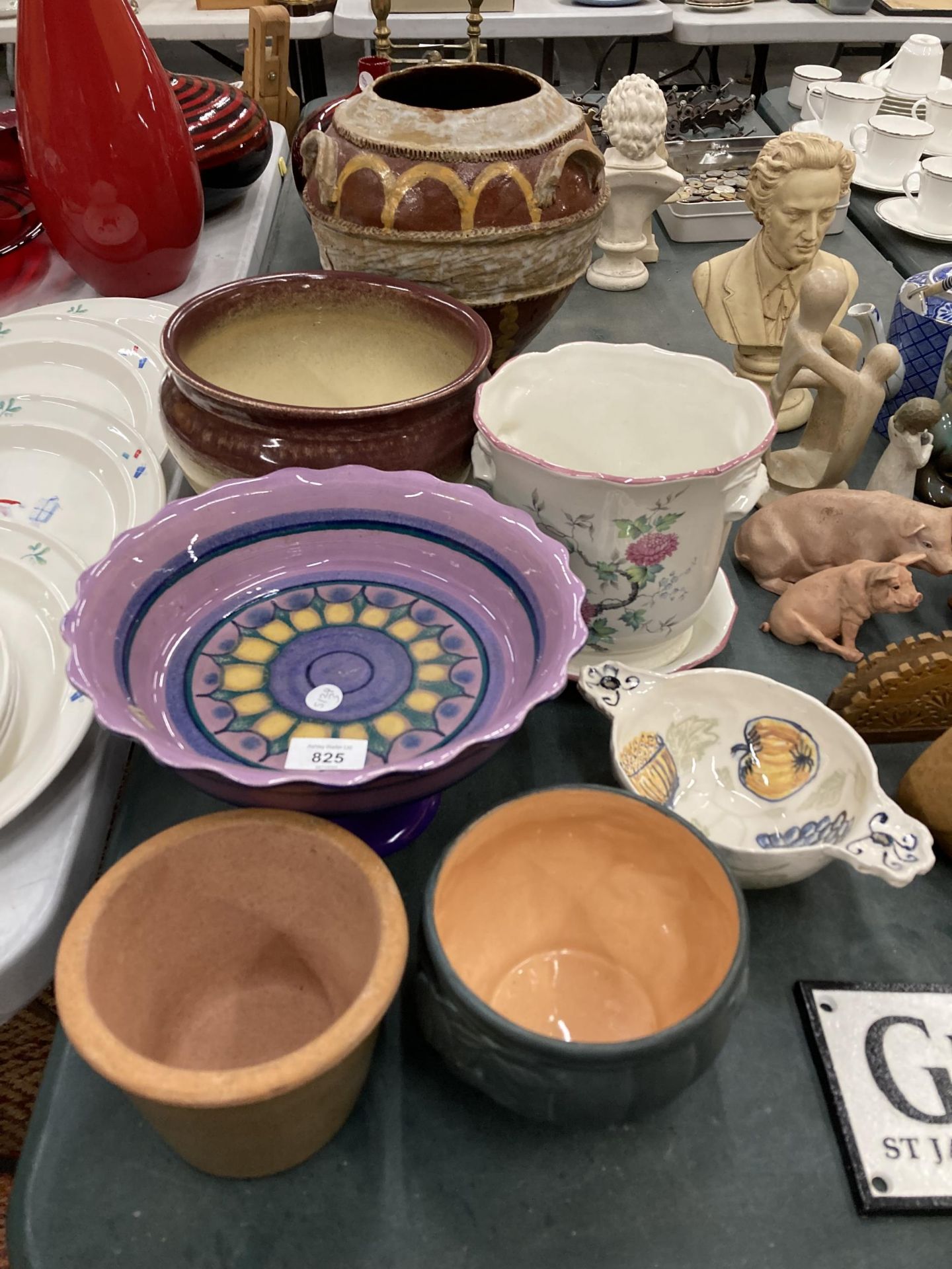 A QUANTITY OF POTTERY TO INCLUDE PLANTERS, A DUTCH FOOTED BOWL WITH PURPLE PATTERN, ETC