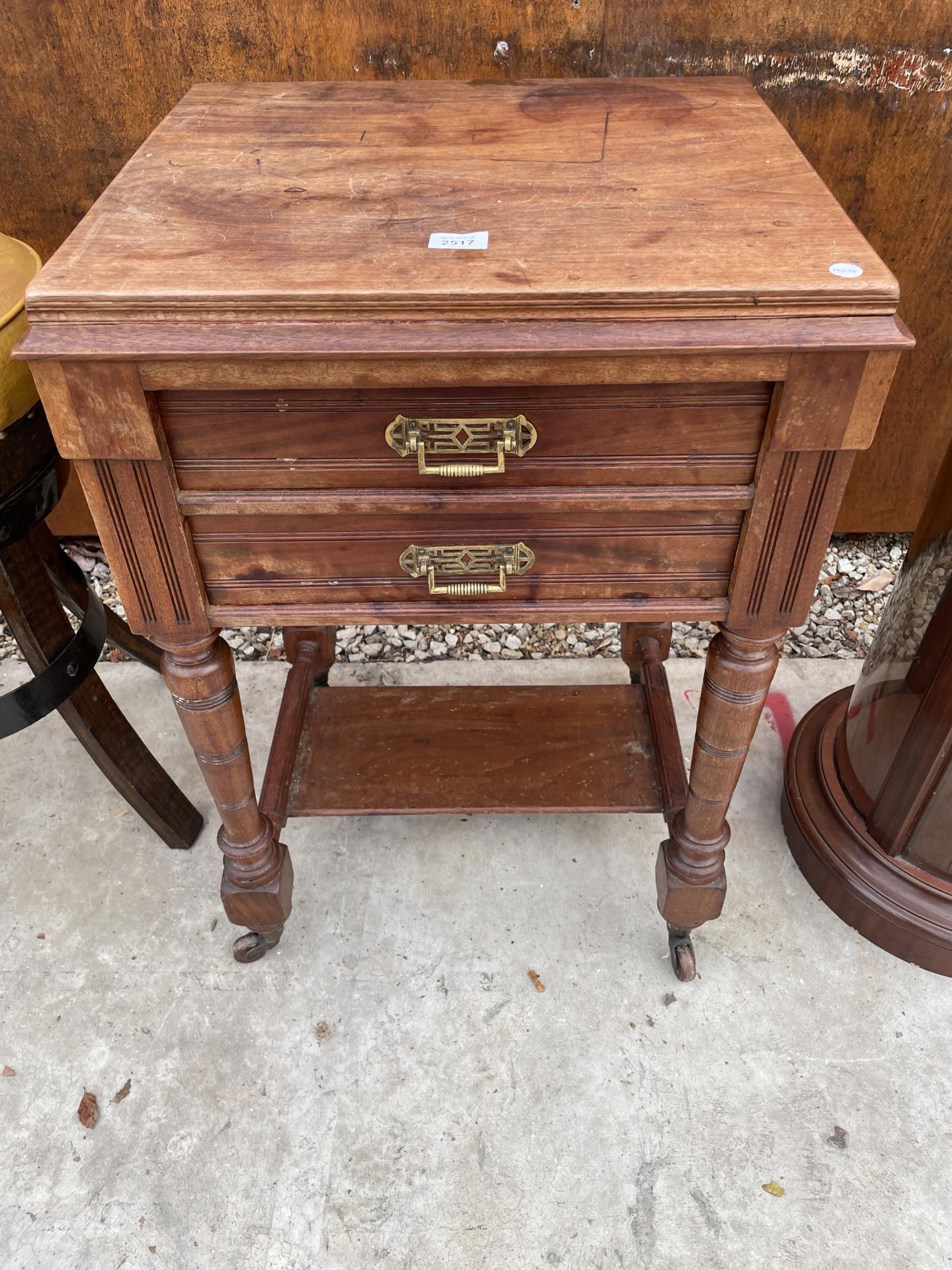 AN EDWARDIAN MAHOGANY SMALL TWO DRAWER SIDE TABLE ON TURNED LEGS, 22" WIDE