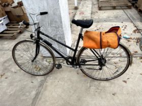 A LADIES RALEIGH RICHMOND BIKE WITH 5 SPEED GEAR SYSTEM