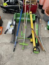 AN ASSORTMENT OF GARDEN TOOLS TO INCLUDE A SEEDER, SHOVEL AND SPADE ETC