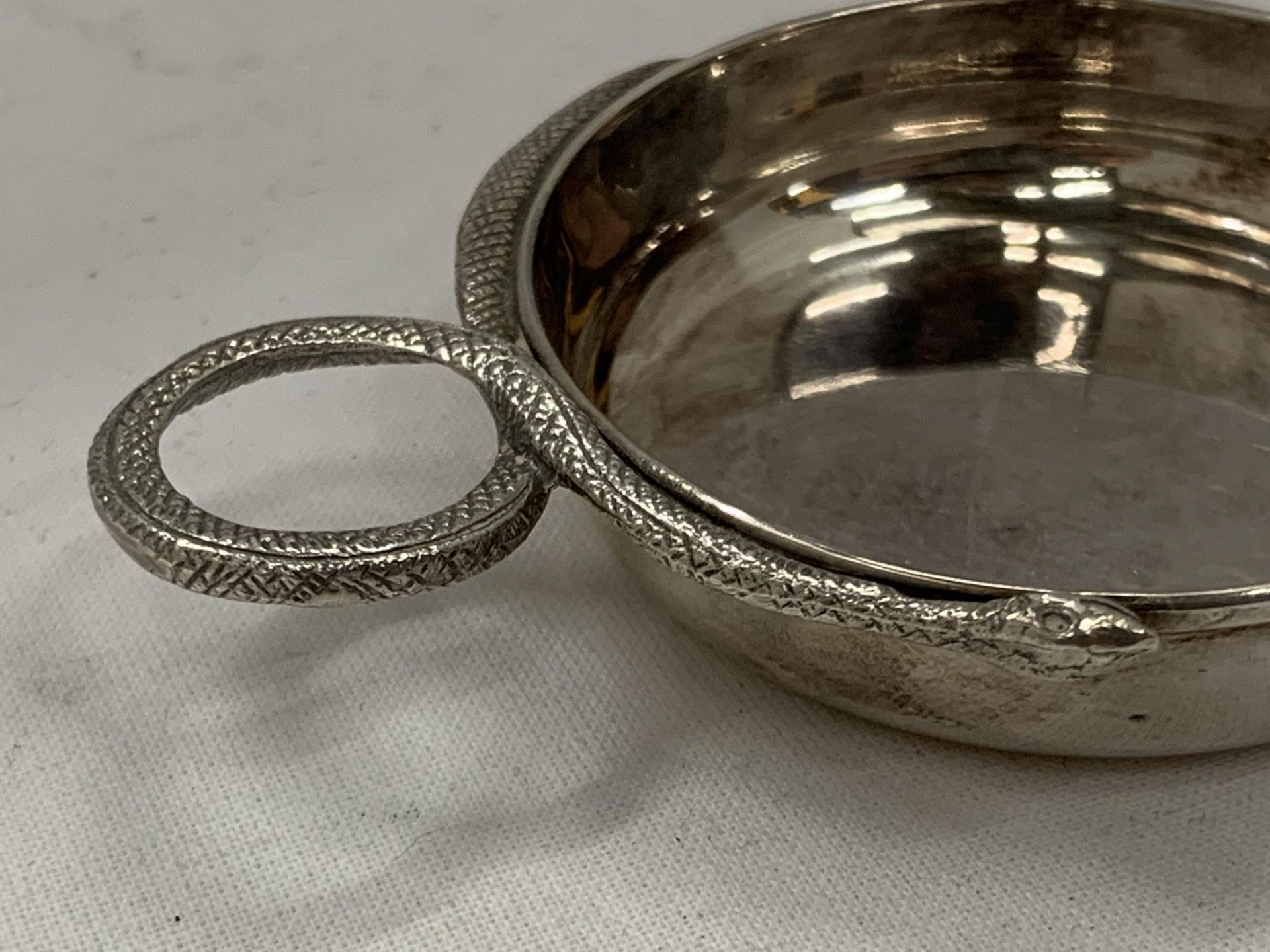 A HALLMARKED SILVER SNAKE DESIGN WINE CUP - Image 2 of 4