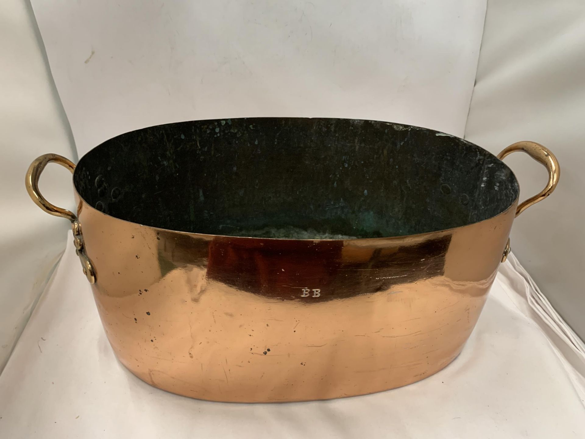 A VINTAGE COPPER TUB WITH BRASS HANDLES AND B.B INITIALS TOGETHER WITH A COPPER HUNTING HORN AND - Image 2 of 6