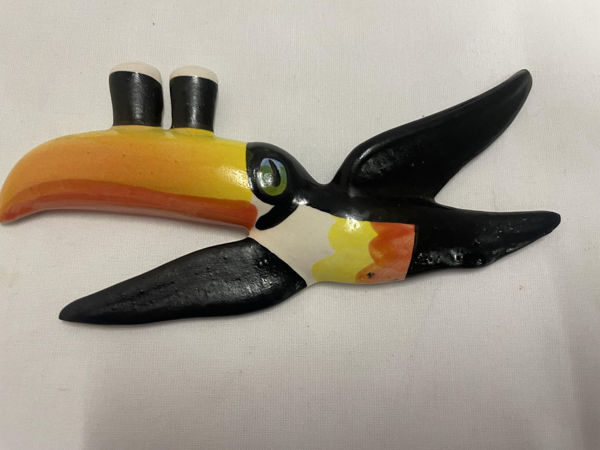 A SET OF THREE GRADUATED CARLTON WARE GUINNESS TOUCANS IN FLIGHT WALL HANGING DECORATIONS - Image 4 of 5