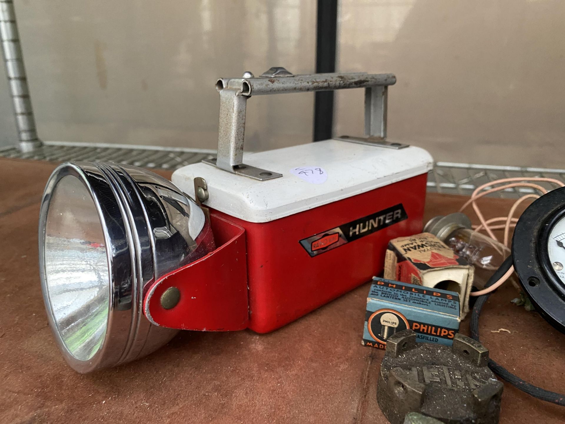 AN ASSORTMENT OF VINTAGE AUTOMOBILE ITEMS TO INCLUDE BADGES, MIRRORS AND CAPS ETC - Image 2 of 6