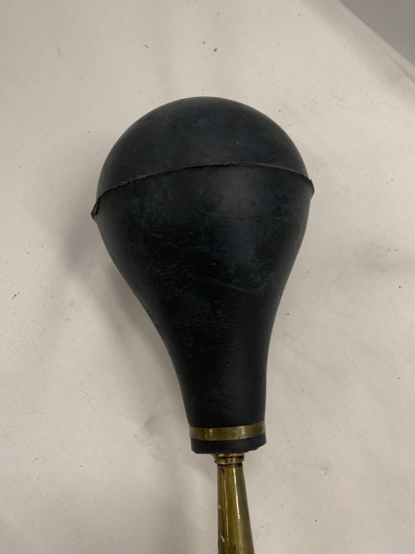A VINTAGE STYLE BRASS CAR HORN - Image 2 of 3