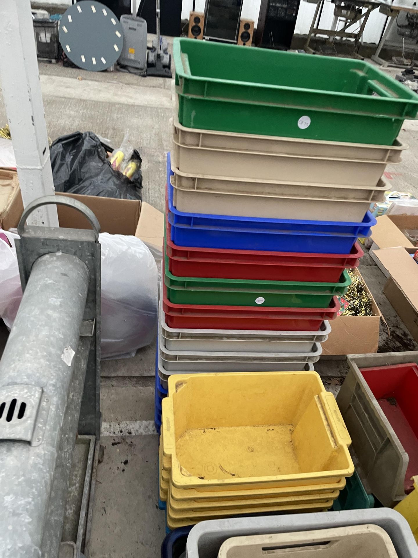 AN ASSORTMENT OF PLASTIC STORAGE BOXES - Bild 2 aus 2