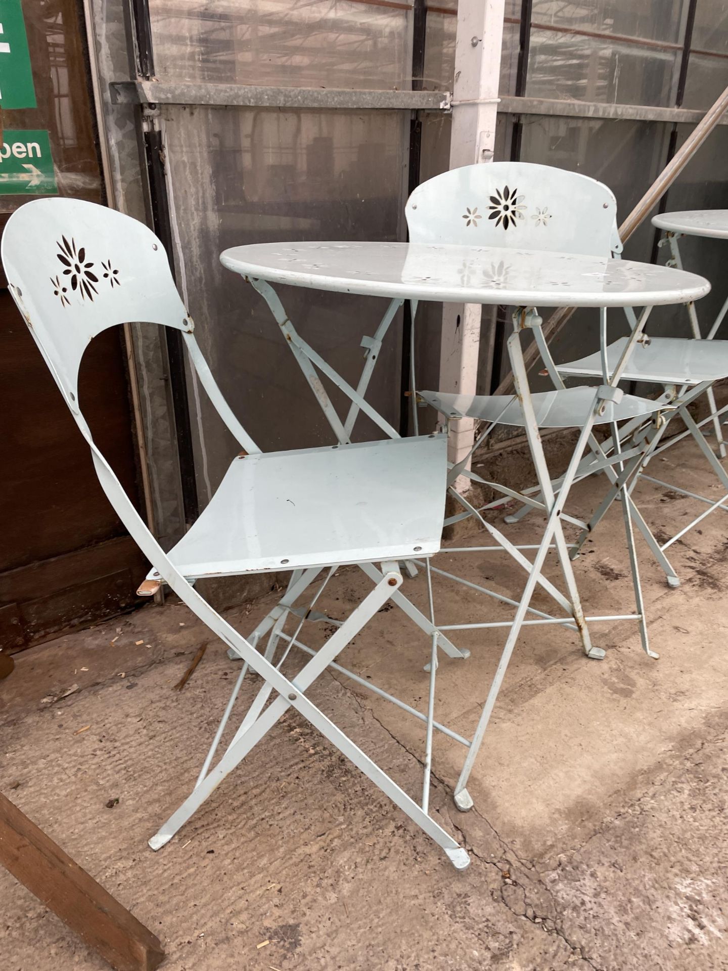 A MODERN METALWARE PAINTED FOLDING PATIO TABLE AND TWO CHAIRS - Bild 2 aus 2