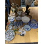 A LARGE QUANTITY OF CERAMIC ITEMS TO INCLUDE JUGS, ORIENTAL PLATES AND BOWLS, TOAST RACKS, ETC